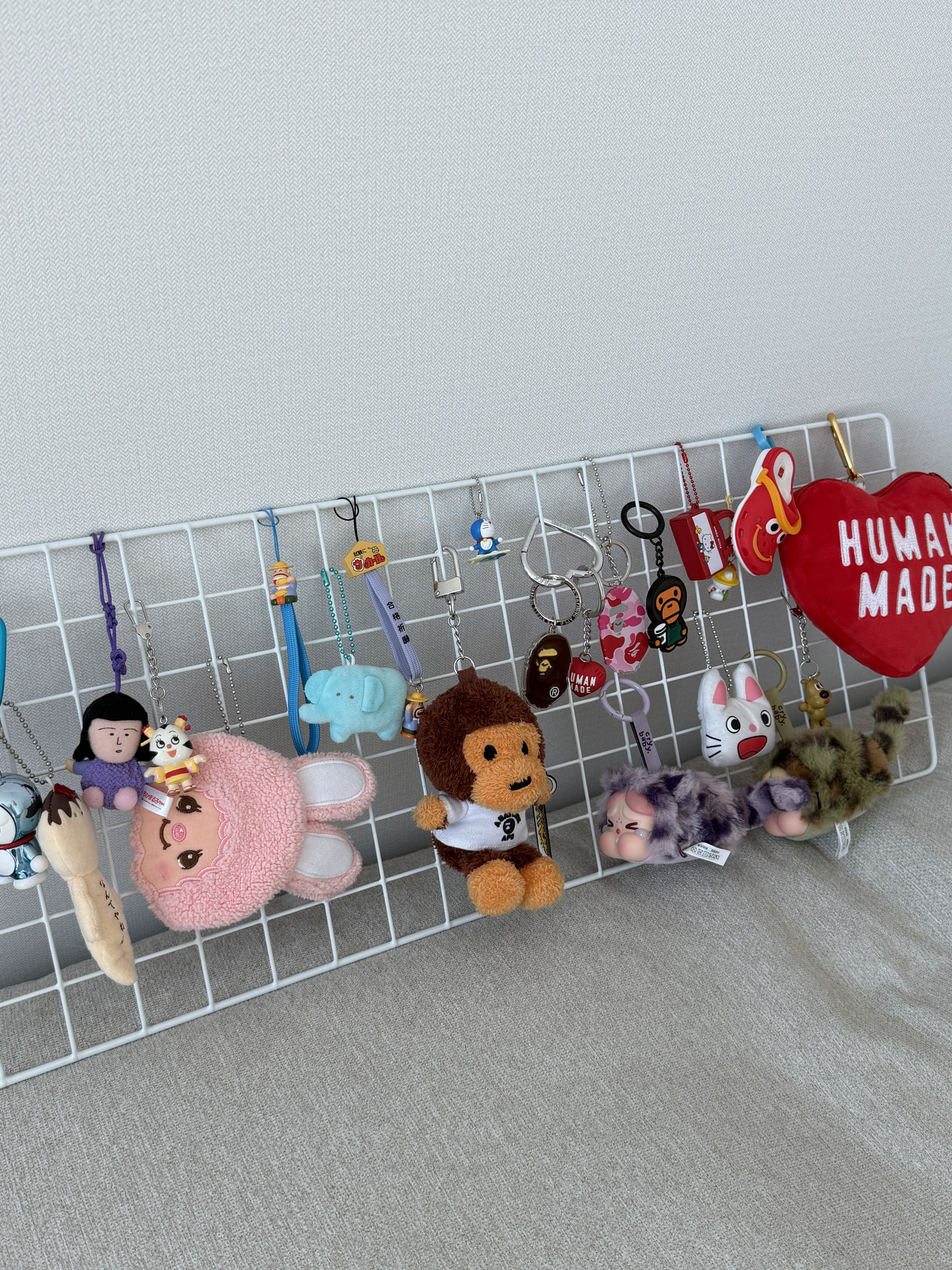 Starbucks x BAPE Baby Milo Keychain, BAPE ABC Camo Ape Head Acrylic Keychain Pink 착용 스타일 - 4