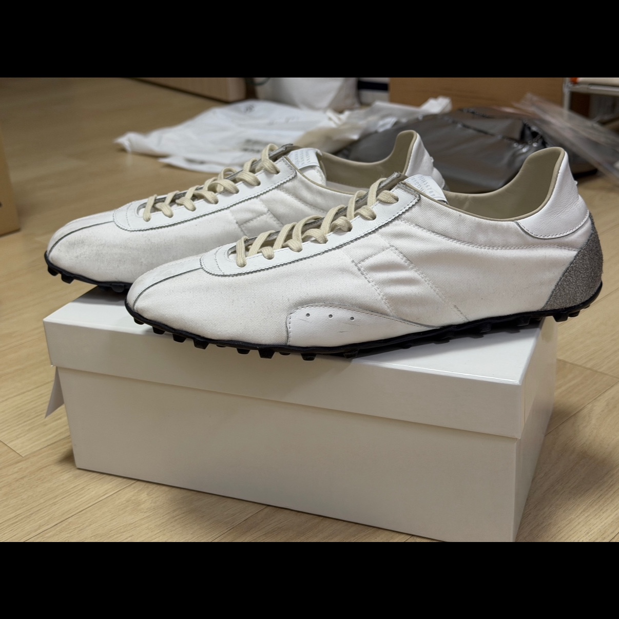 Maison Margiela Sprinters Low Top Sneakers White 착용 스타일 - 3