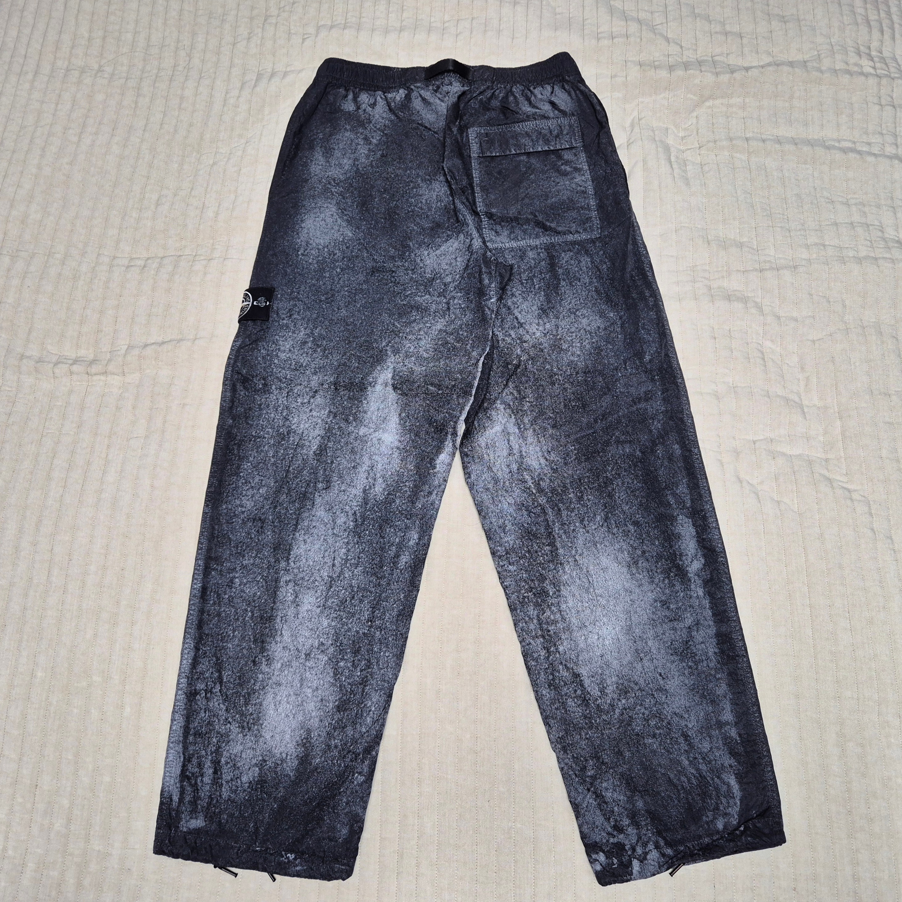 Stone Island 3100040 Dense Nylon-TC Hand Sprayed Reflective Loose-Fit Fatigue Trousers with Anti-Drop Black - 26SS 착용 스타일 - 4