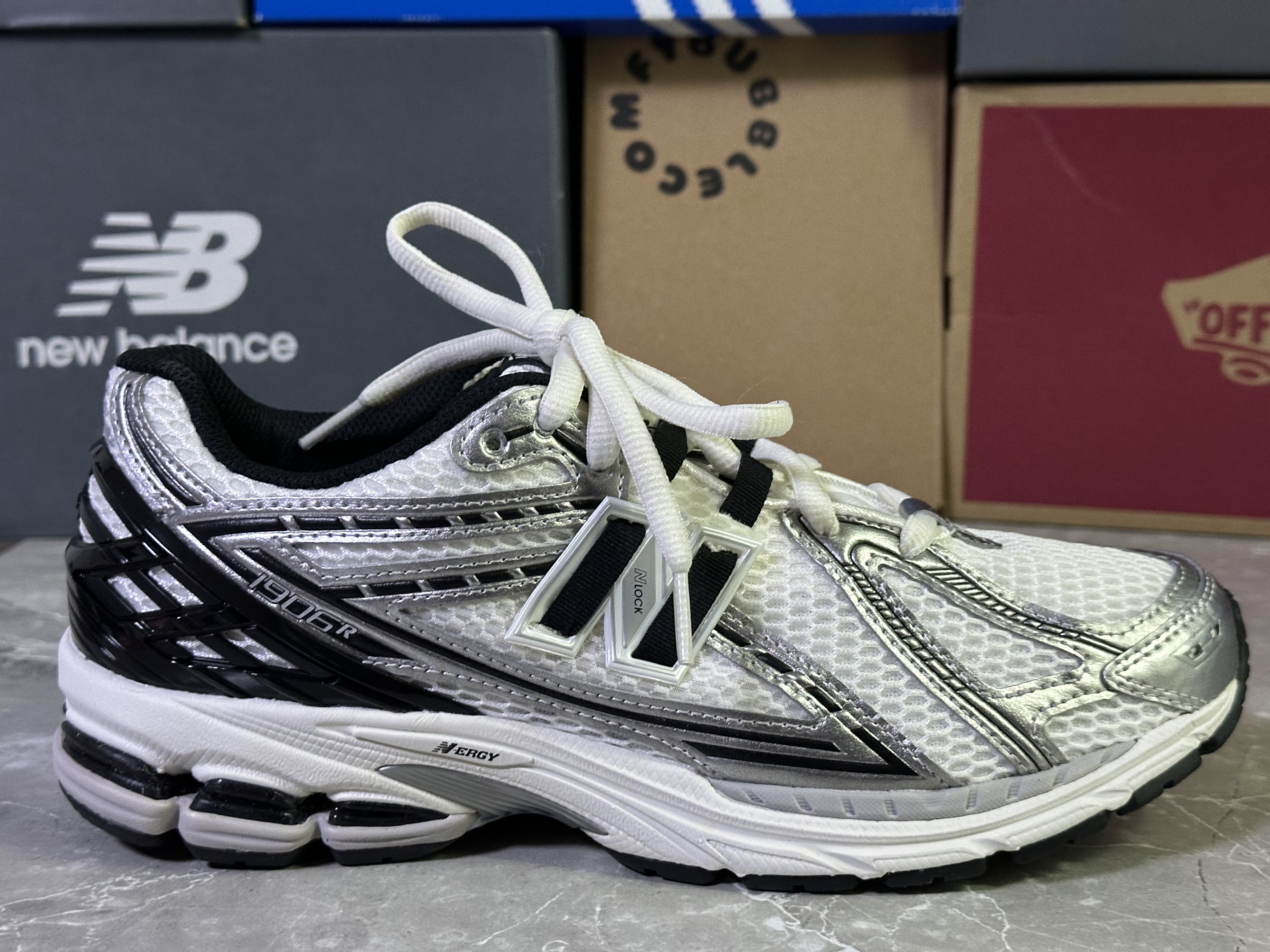 New Balance 1906R Silver Metallic Black 착용 스타일 - 3