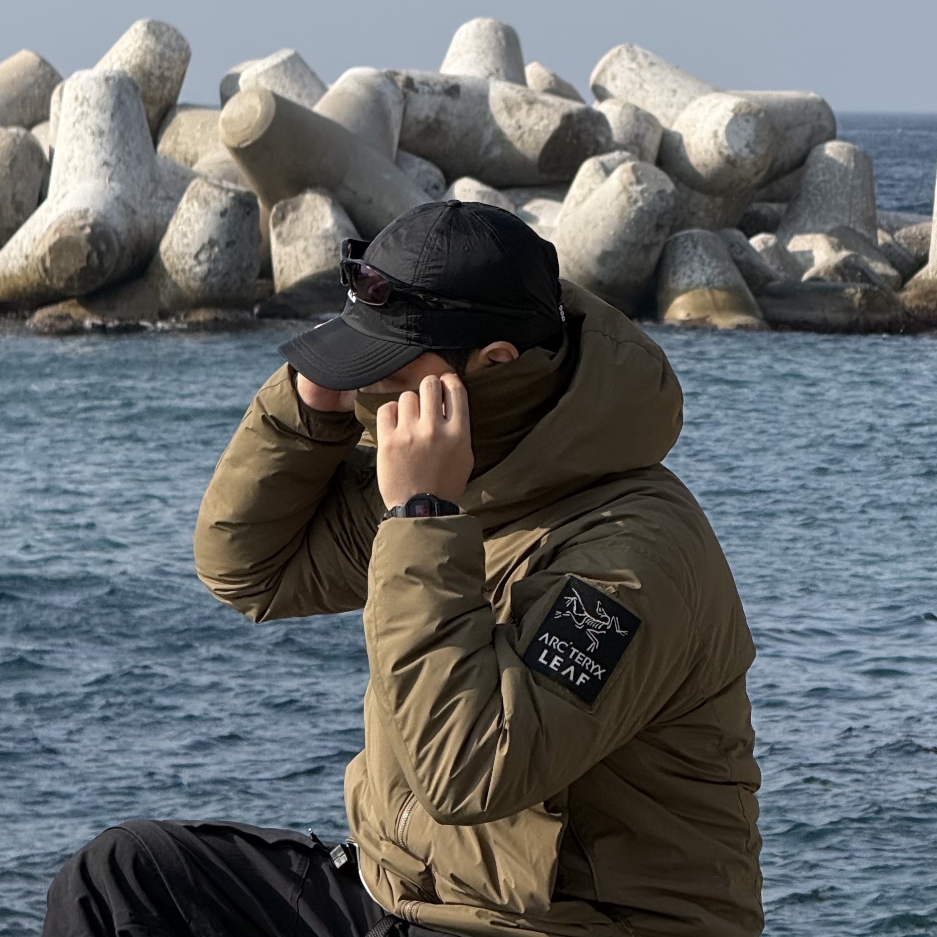 Arc'teryx LEAF Cold WX Hoody LT Gen 2 Crocodile, Nike ACG Smith Summit Cargo Pants Black Anthracite - US/EU 착용 스타일 - 3