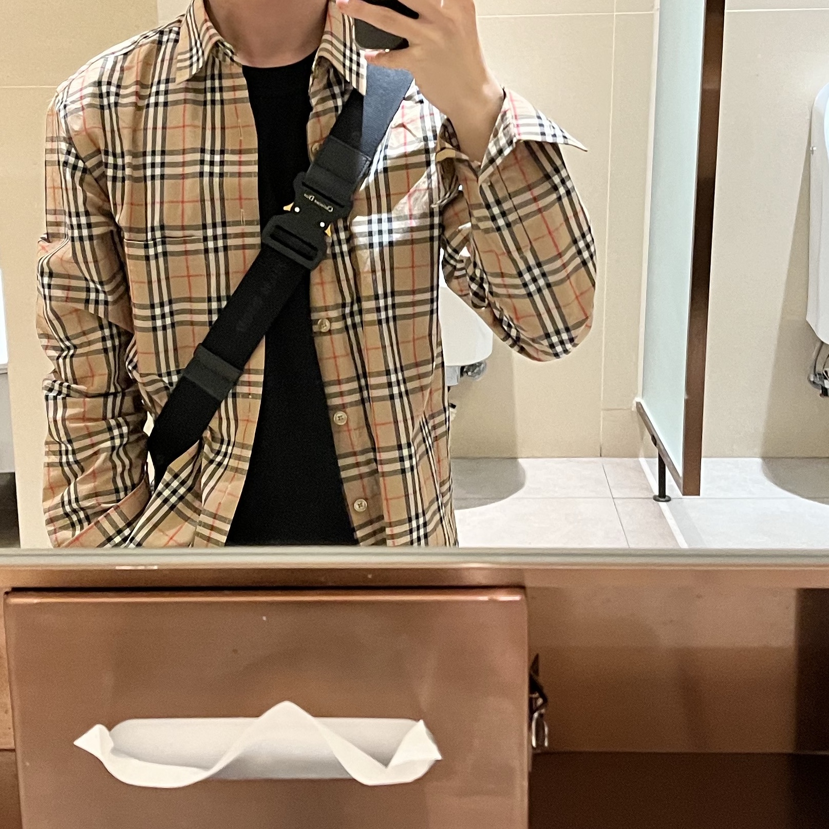 Burberry Small Scale Check Stretch Cotton Shirt Archive Beige, Dior Saddle Bag Beige & Black Dior Oblique Jacquard 착용 스타일 - 1