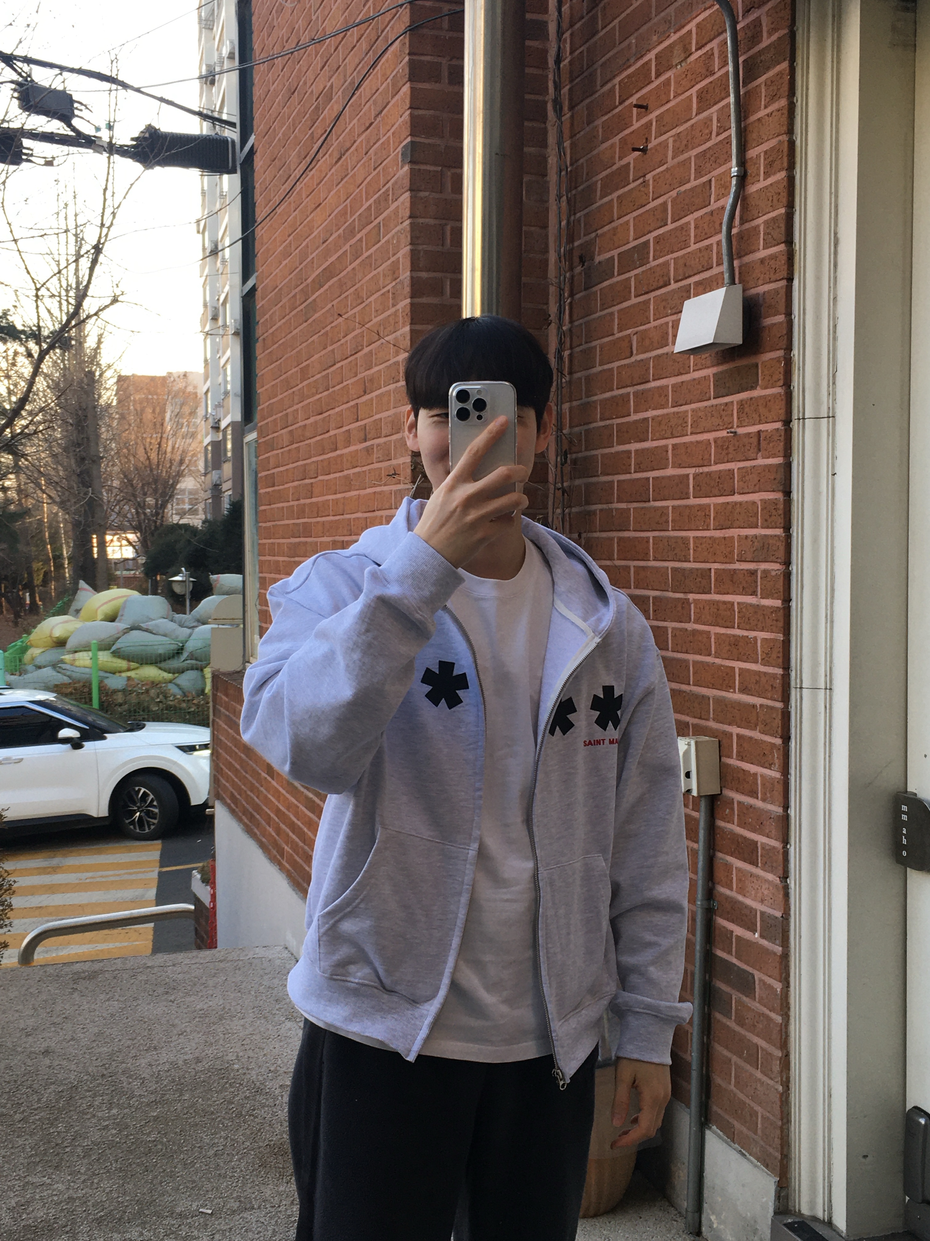 Uniqlo x Needles Fleece Wide Pants Dark Gray - KR, AMOU Square Star Hoodie Zip Up White Melange 착용 스타일 - 3