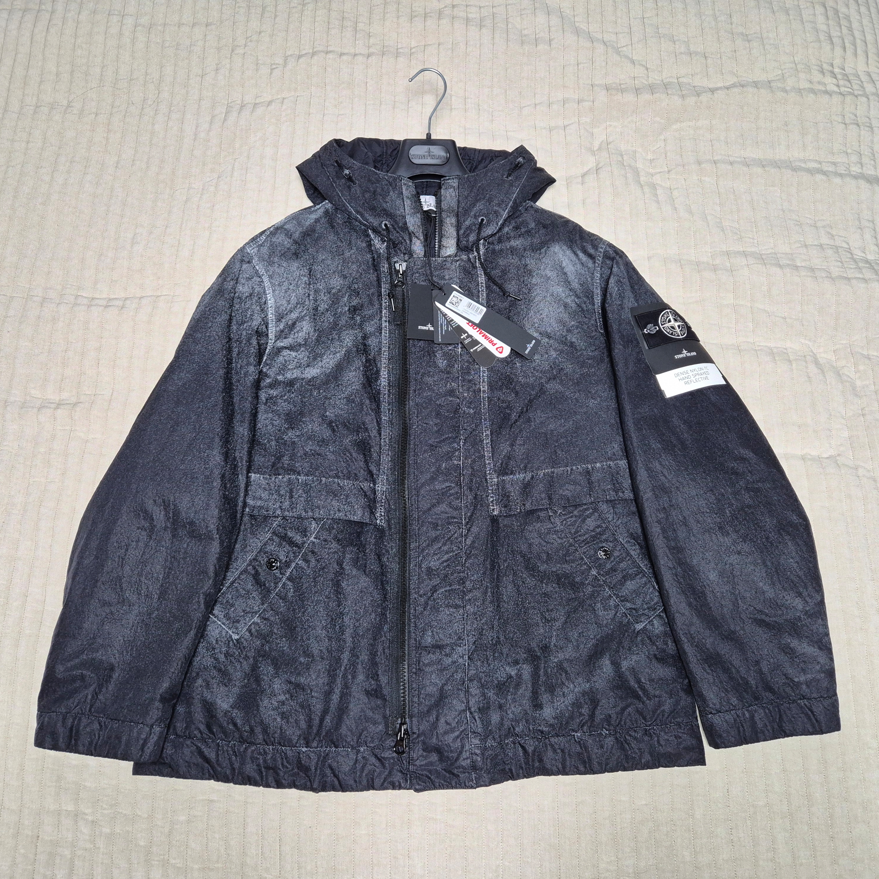 Stone Island 4100072 Dense Nylon-TC Hand Sprayed Reflective Hoode Jacket with Ant Drop Black - 26SS 착용 스타일 - 9