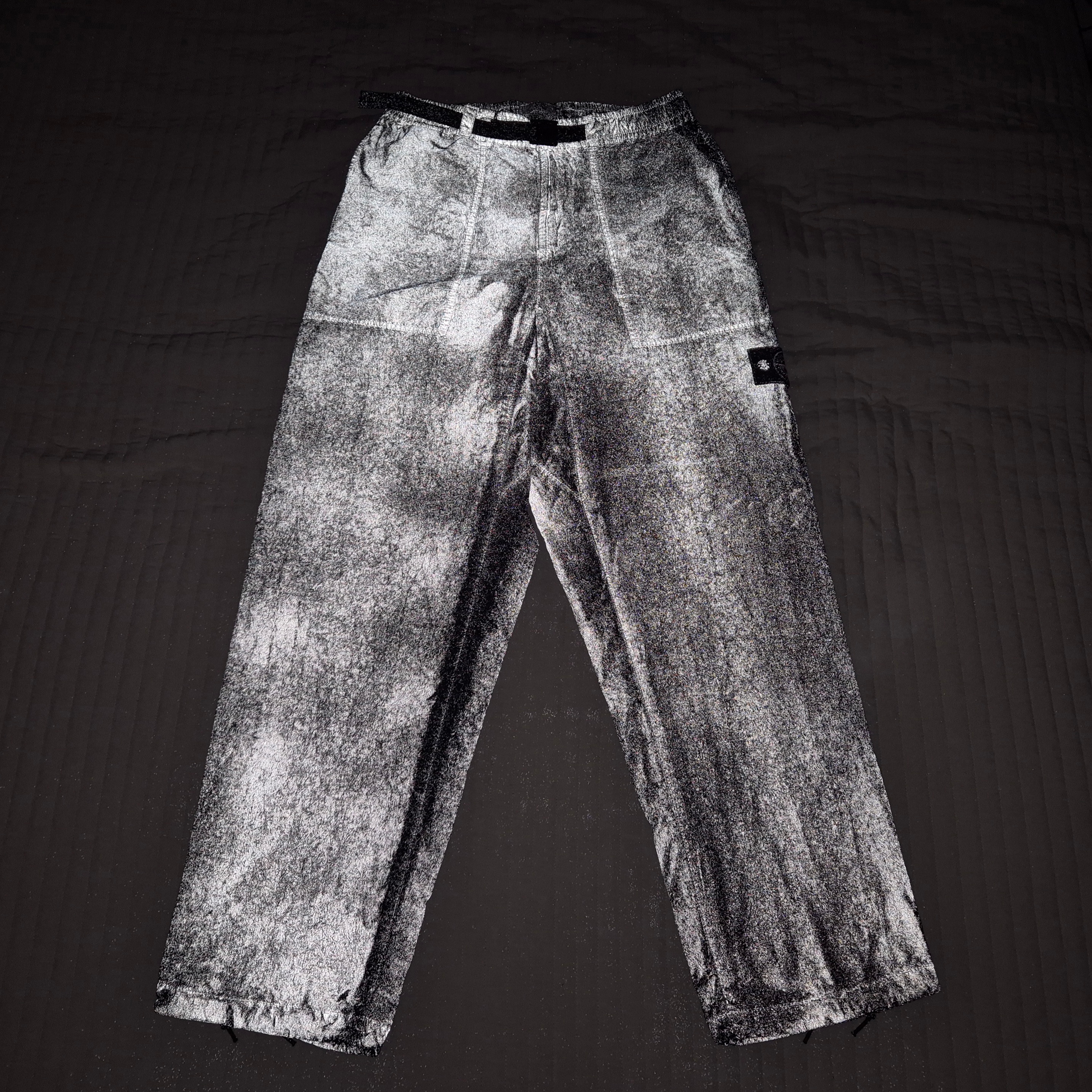 Stone Island 3100040 Dense Nylon-TC Hand Sprayed Reflective Loose-Fit Fatigue Trousers with Anti-Drop Black - 26SS 착용 스타일 - 1