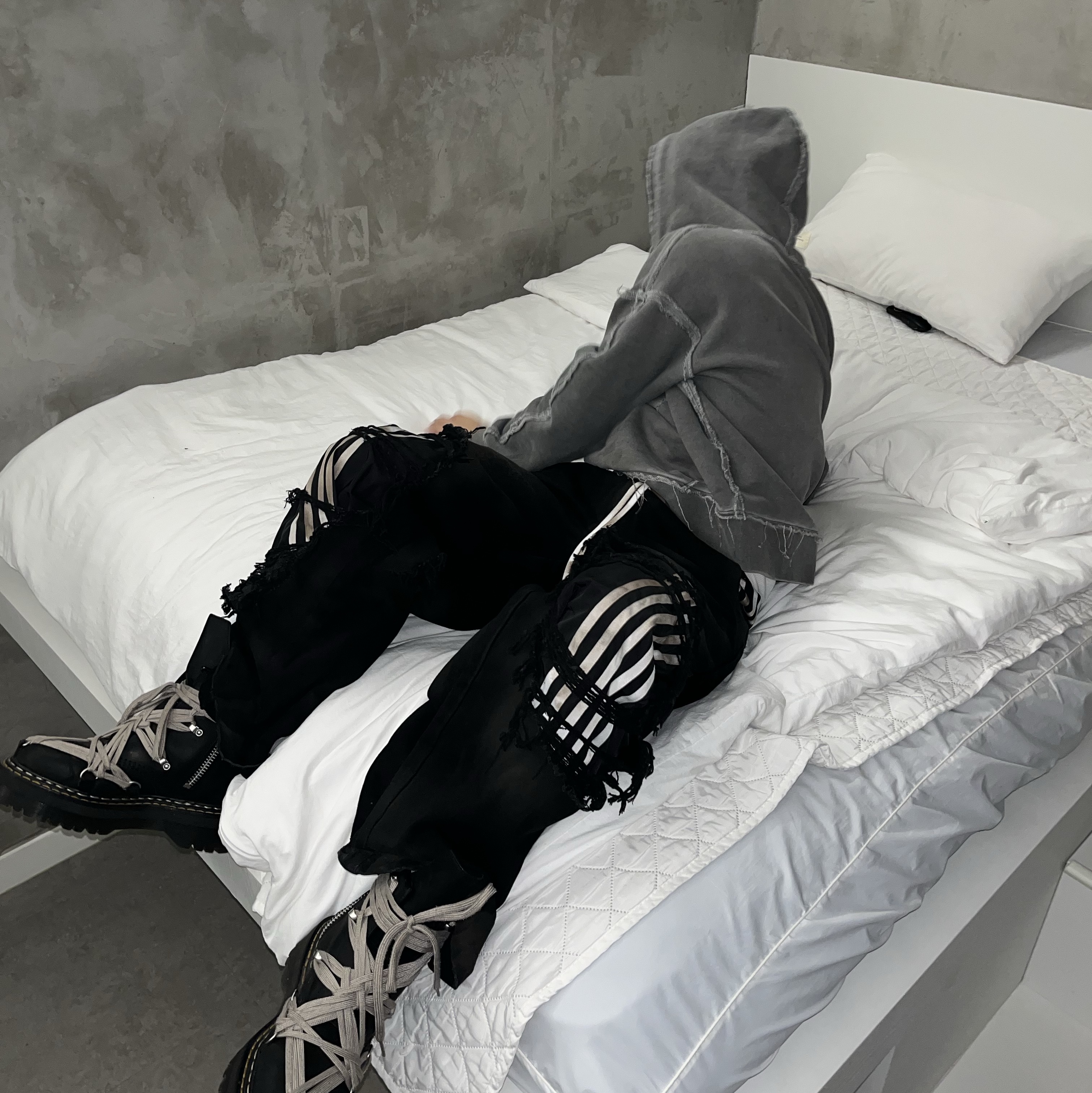 Dr. Martens x Rick Owens 1460 Quad Sole Mega Lace Boots Black 착용 스타일