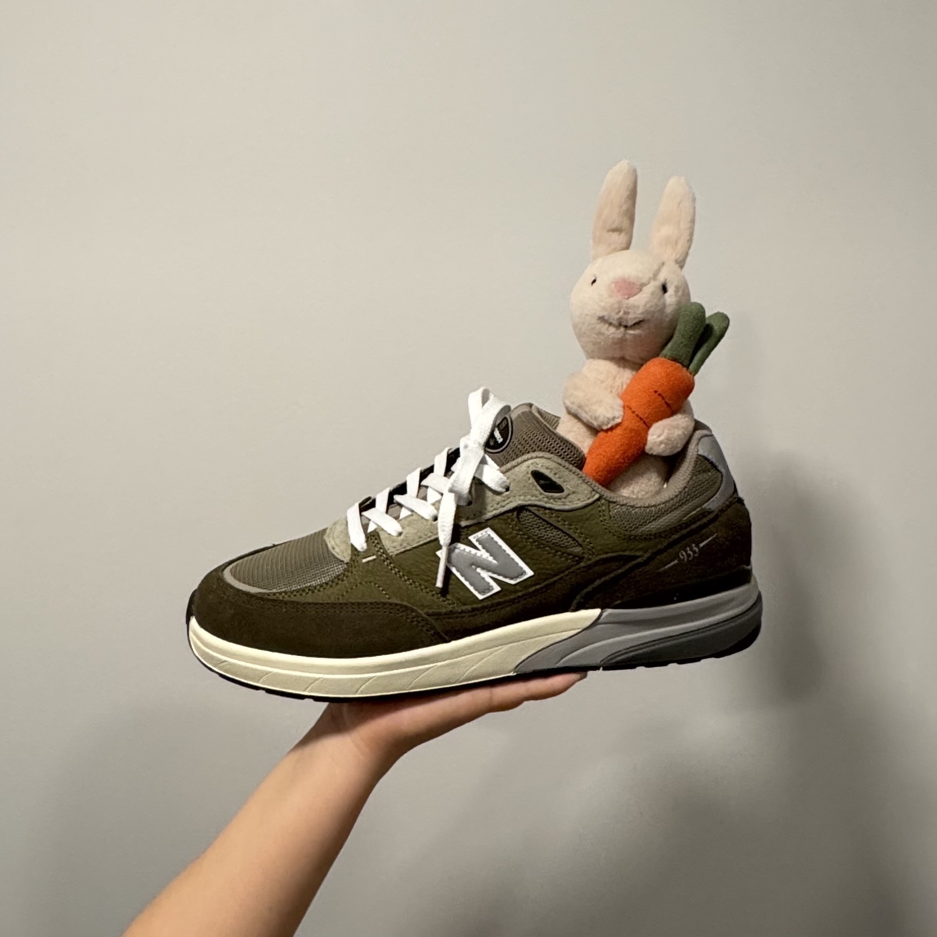 New Balance x Andrew Reynolds Numeric 933 Dark Grey White 착용 스타일