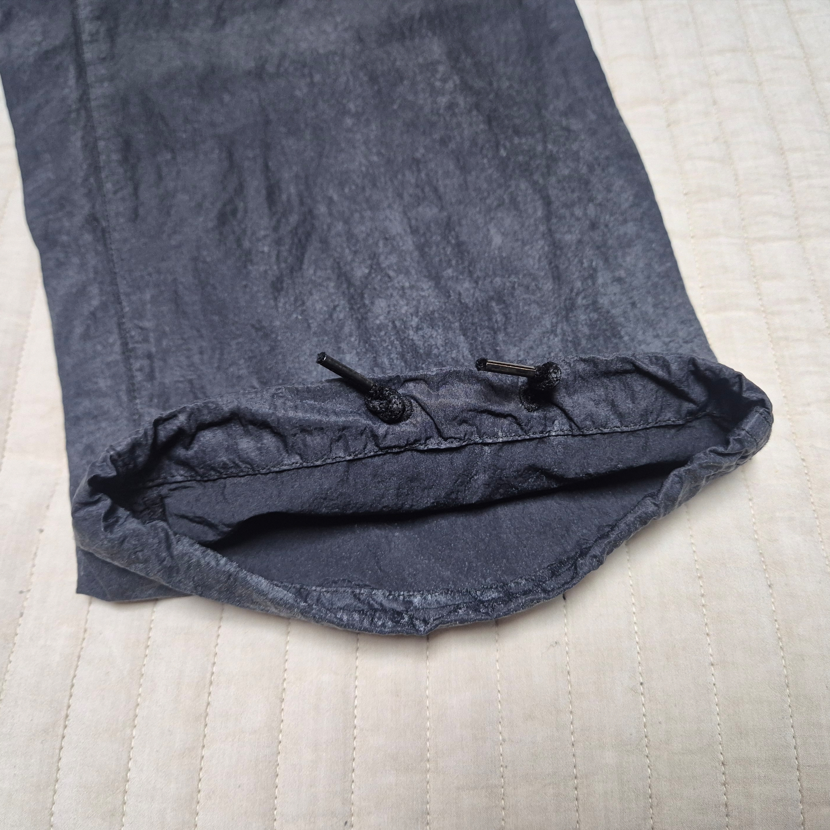 Stone Island 3100040 Dense Nylon-TC Hand Sprayed Reflective Loose-Fit Fatigue Trousers with Anti-Drop Black - 26SS 착용 스타일 - 6