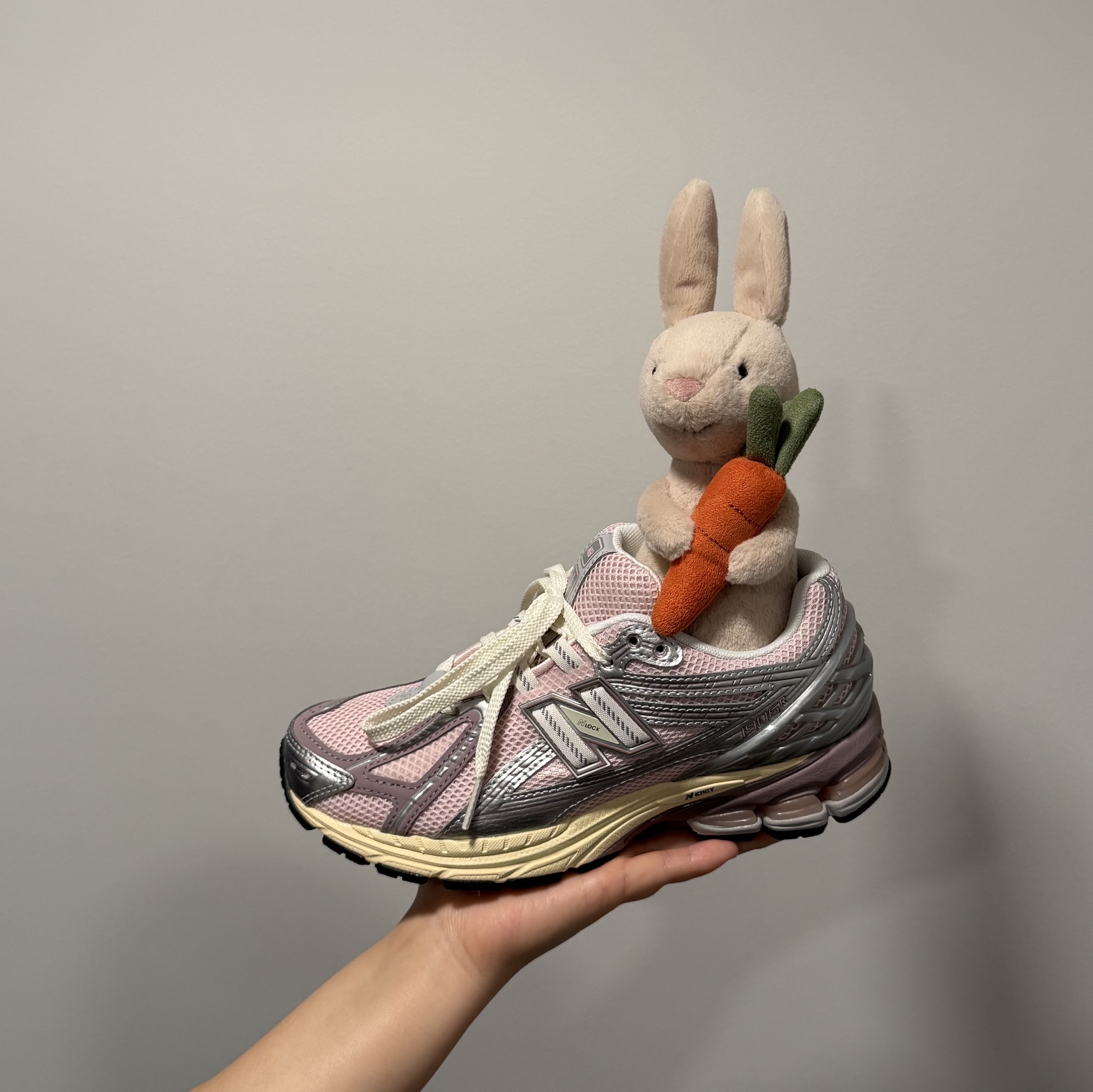 New Balance 1906R Rose Sugar Silver Metallic 착용 스타일