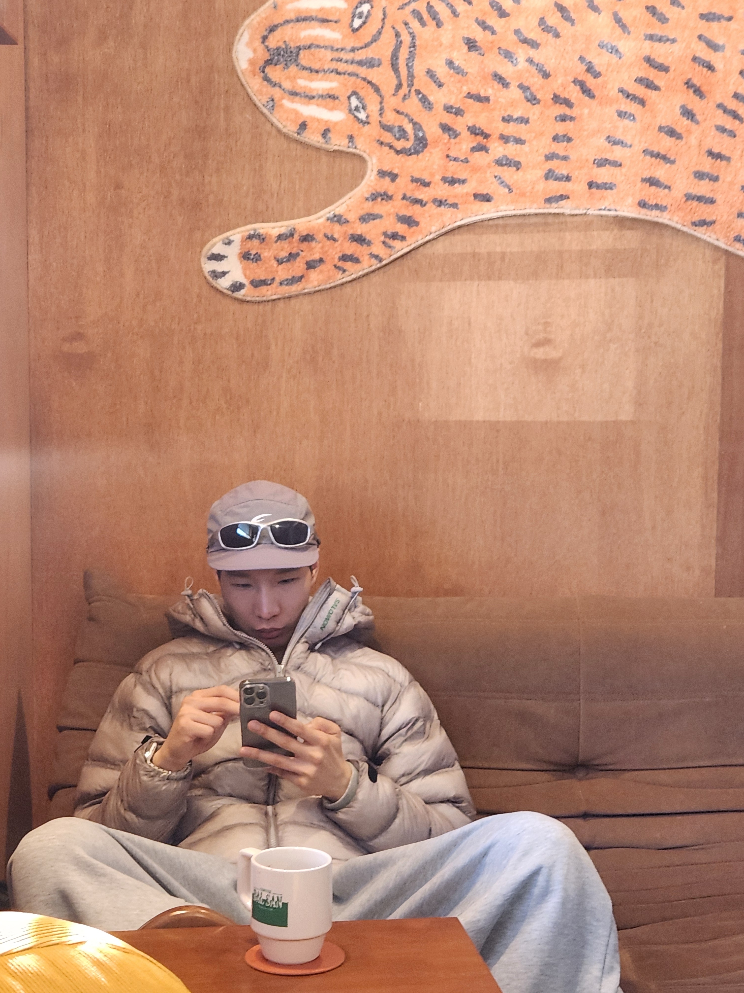 Salomon UNI Cross Insulation Jacket Light Grey 착용 스타일 - 2