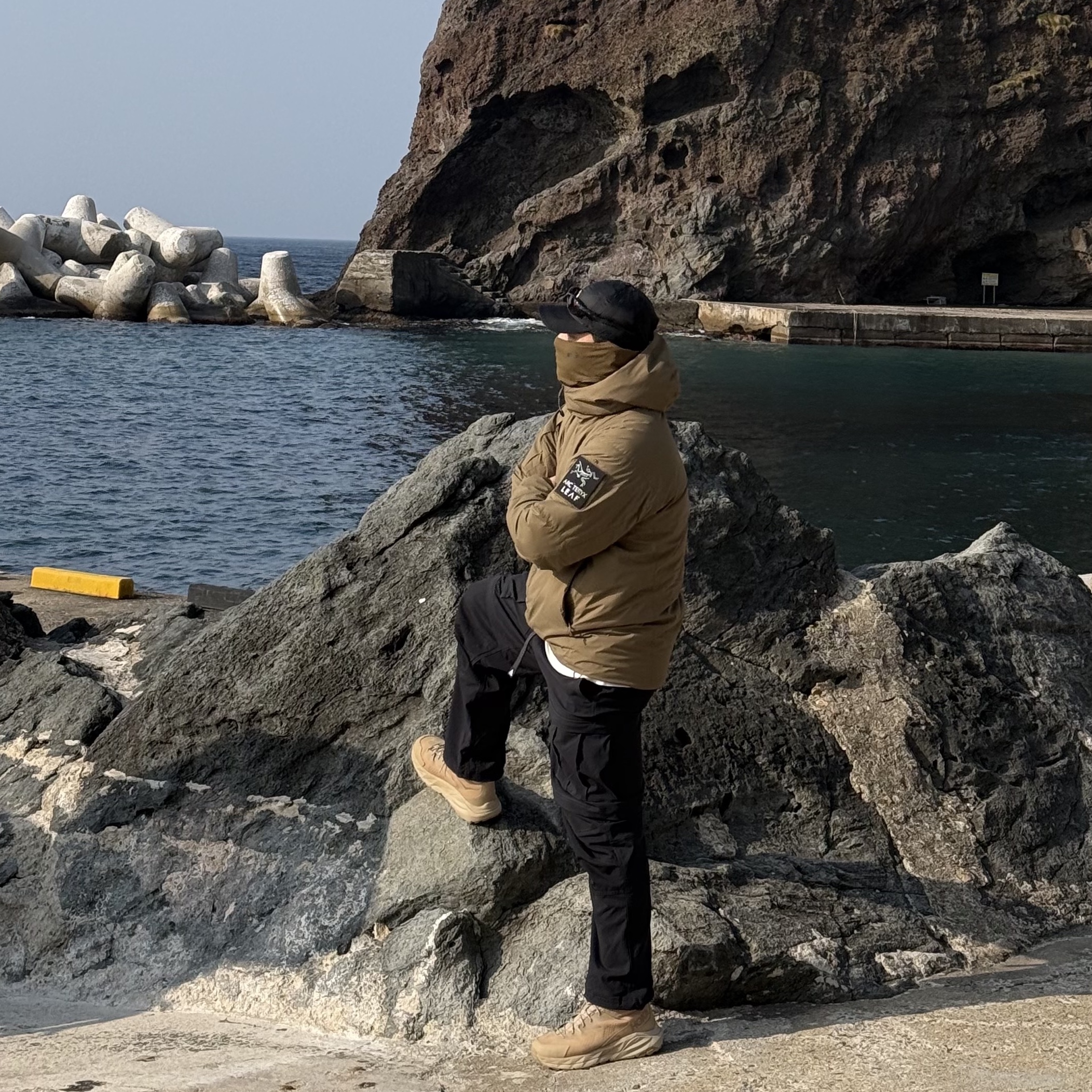 Arc'teryx LEAF Cold WX Hoody LT Gen 2 Crocodile, Nike ACG Smith Summit Cargo Pants Black Anthracite - US/EU 착용 스타일 - 2