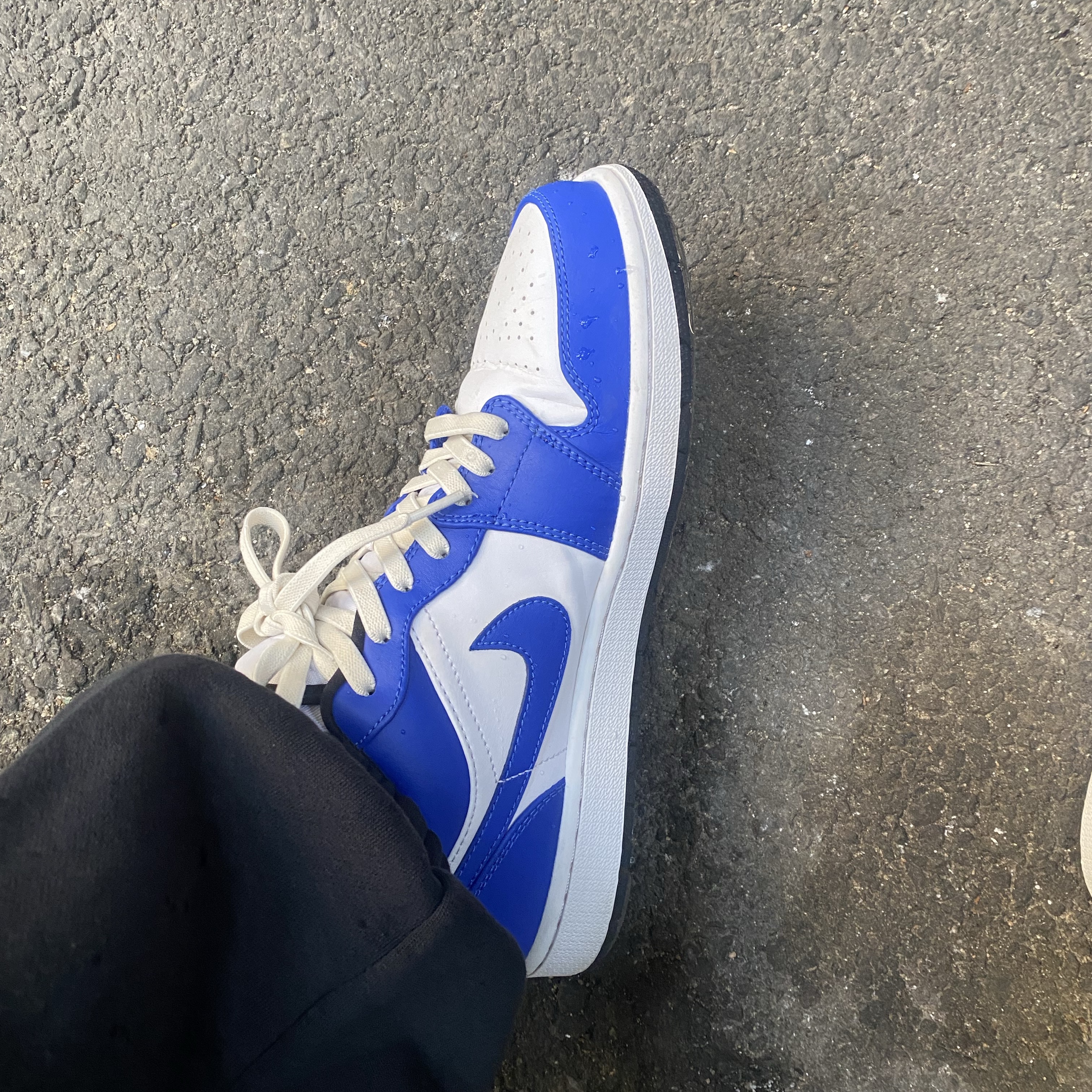 Jordan 1 Low Hyper Royal 착용 스타일 - 3