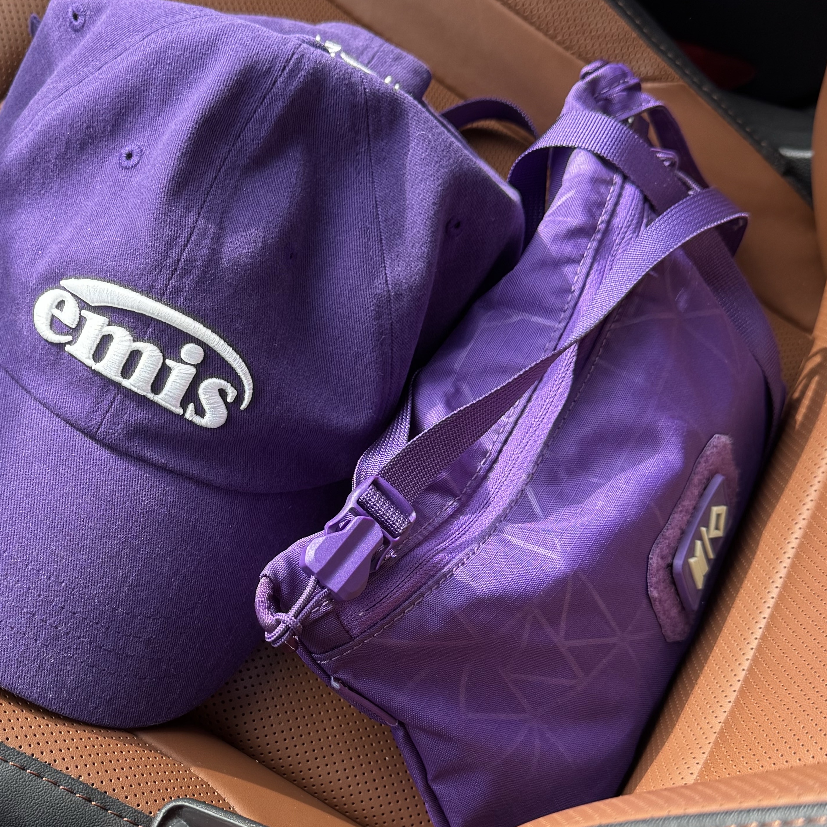 Helinox x BTS Sacoche, Emis New Logo Emis Cap Purple 착용 스타일