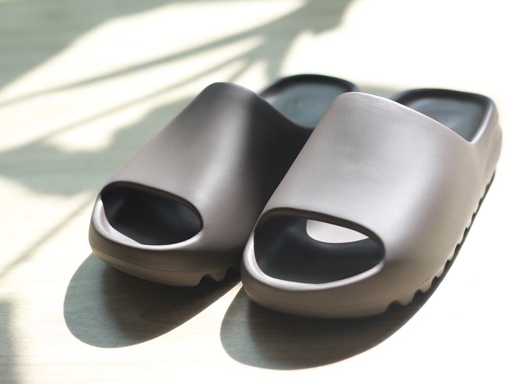 Adidas Yeezy Slide Soot 2021 착용 스타일