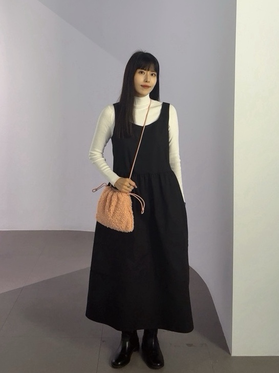 COS Cavatelli Faux Shearling Mini Clutch Pink 착용 스타일 - 2