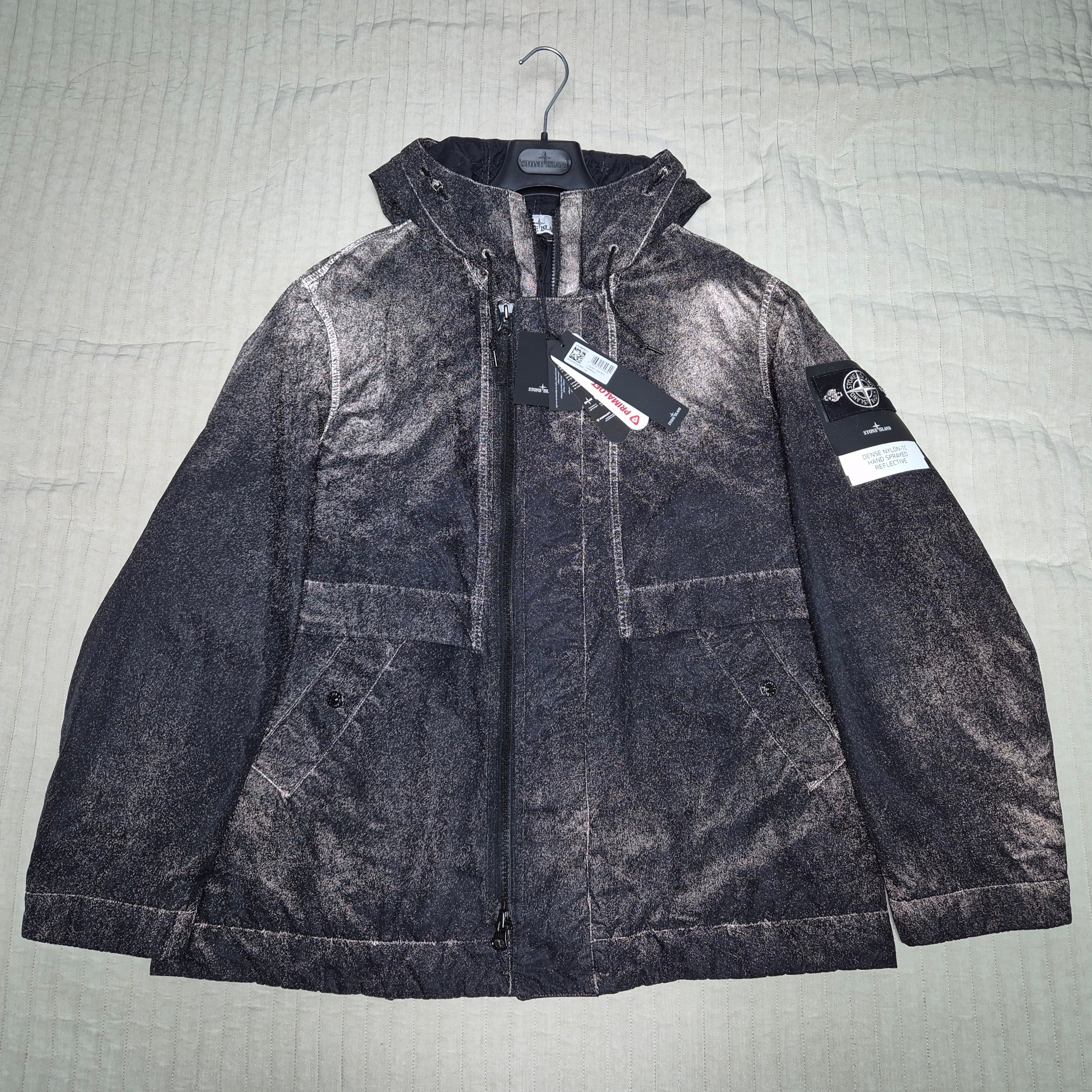 Stone Island 4100072 Dense Nylon-TC Hand Sprayed Reflective Hoode Jacket with Ant Drop Black - 26SS 착용 스타일 - 2