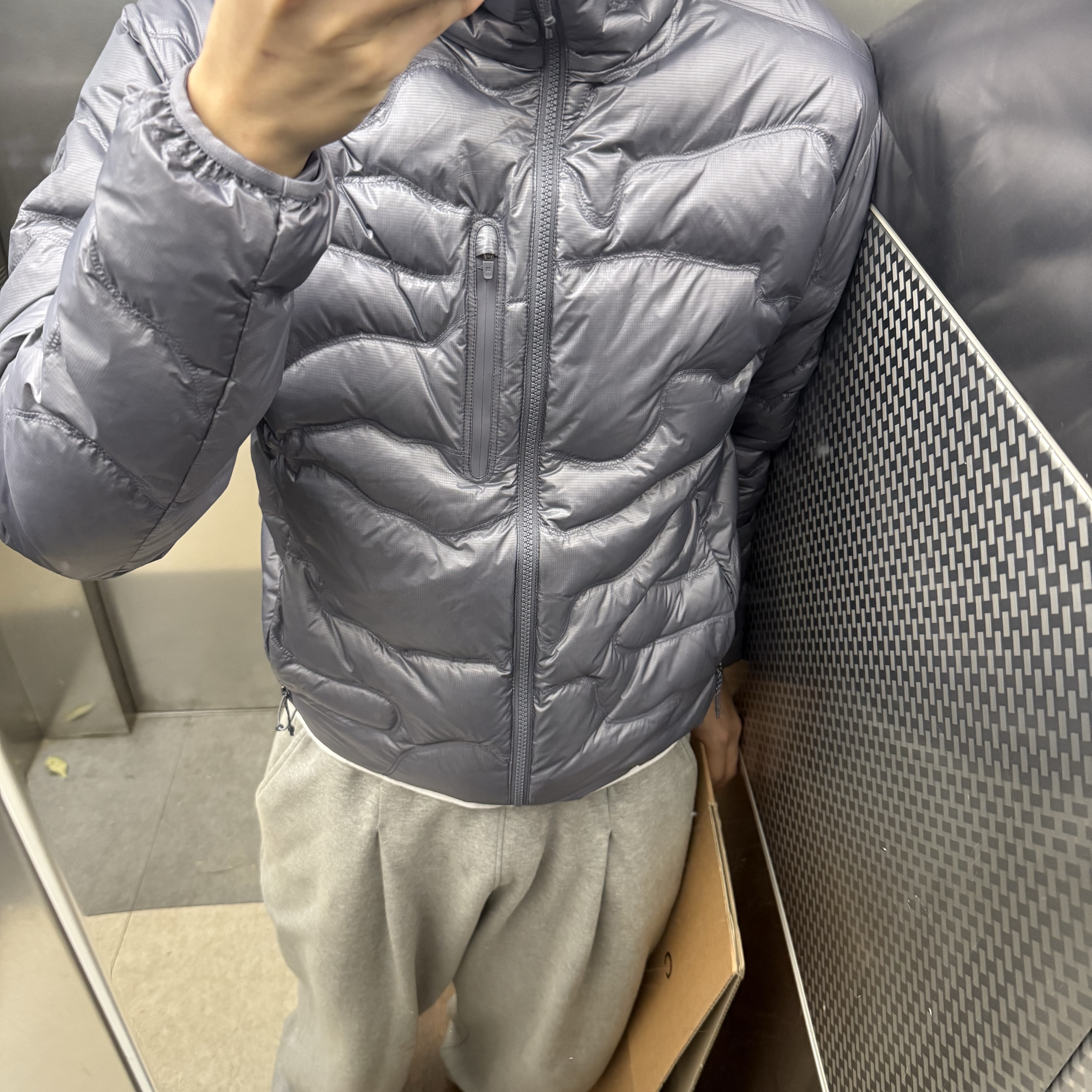 Supreme Contrast Logo Sweater Taupe Melange - 25SS, Stussy Midweight Puffer Black 착용 스타일 - 2