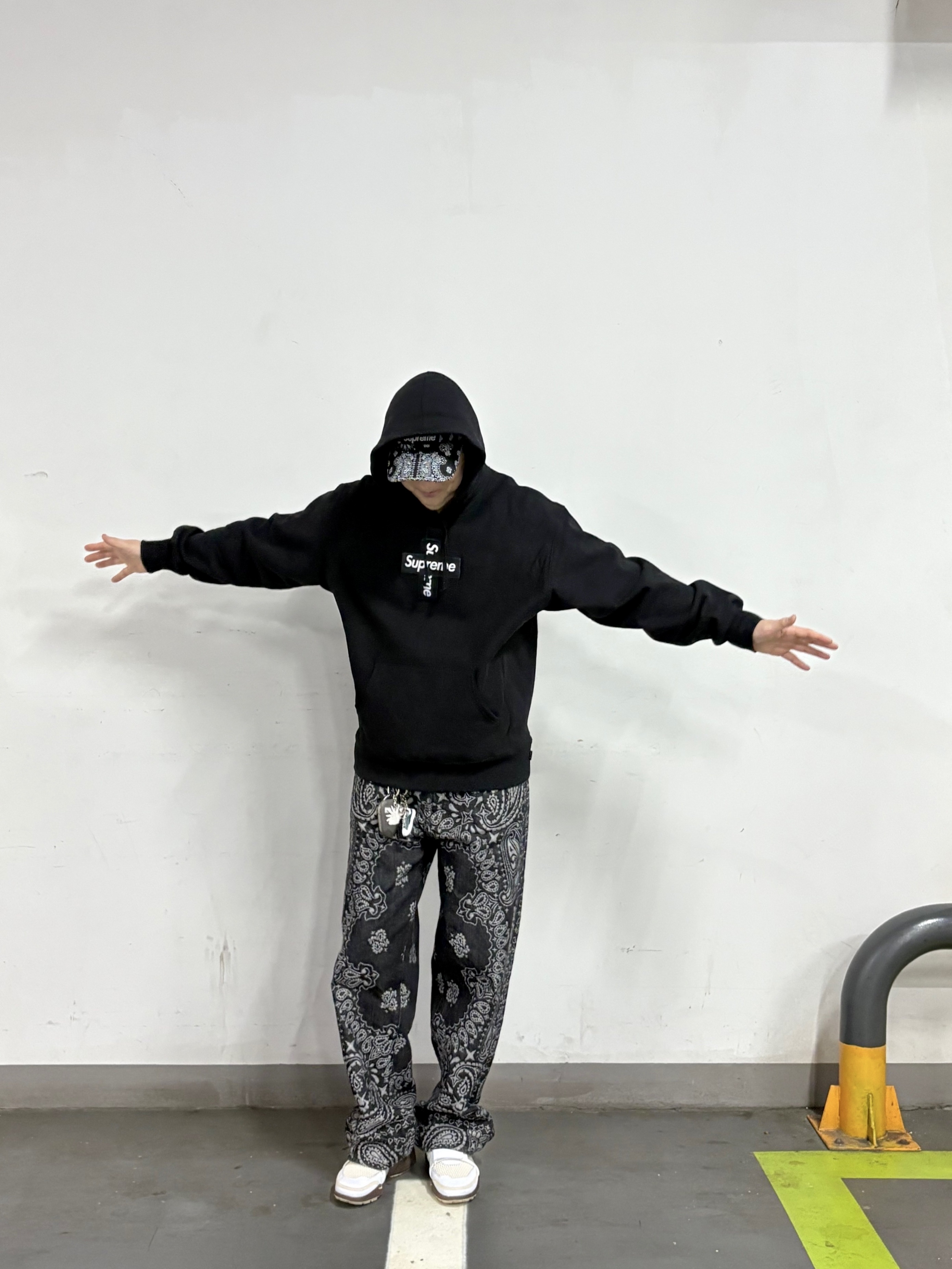 Supreme Cross Box Logo Hooded Sweatshirt Black - 20FW, Supreme Bandana Jacquard Baggy Jean Black - 25SS 착용 스타일 - 1