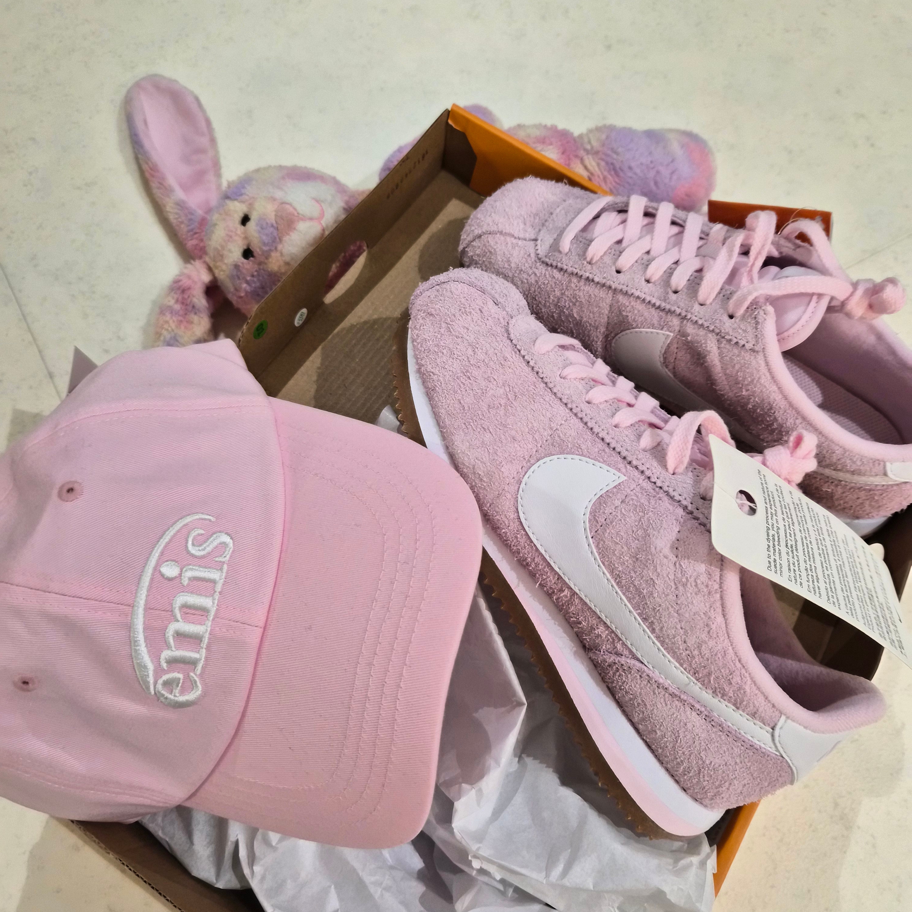 (W) Nike Cortez Vintage Suede Pink Foam Gum Medium Brown, Emis New Logo Pigment Ball Cap Pink 착용 스타일