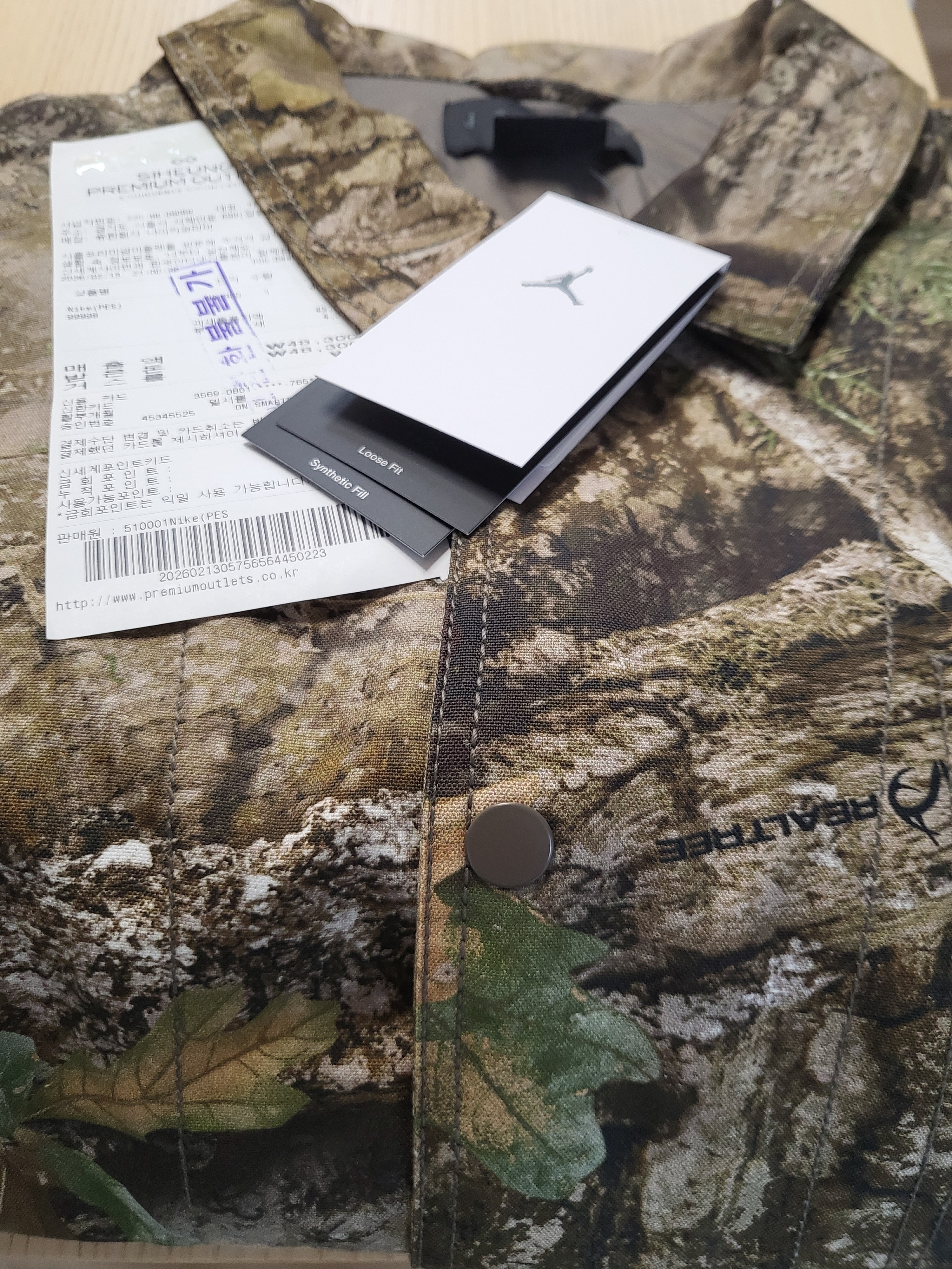 Jordan Brooklyn Chicago Realtree Jacket Medium Olive Sail (HV0650-222), Jordan Brooklyn Chicago Realtree Jacket Medium Olive Sail (HV0649-222) 착용 스타일 - 2