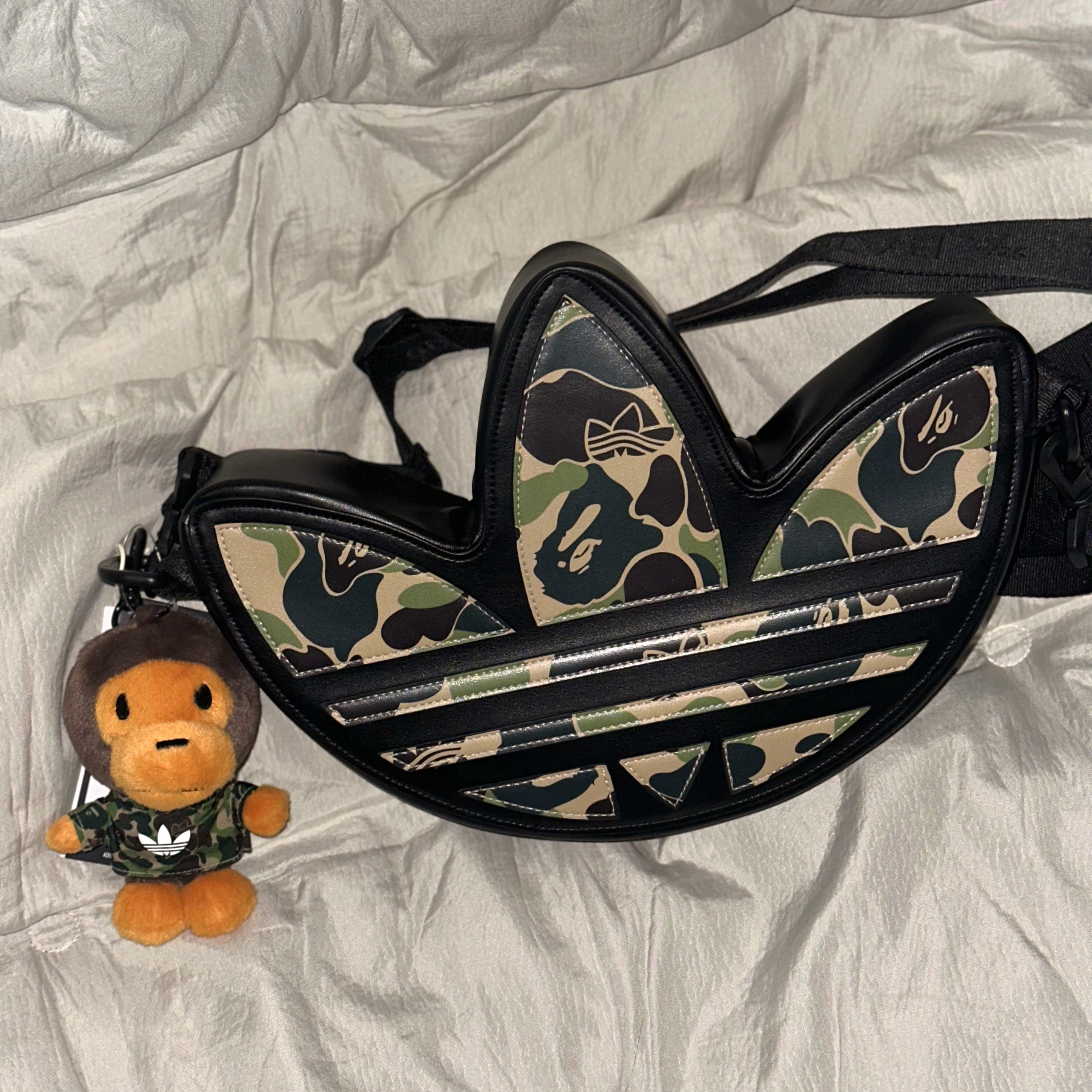 Adidas x BAPE Trefoil Shoulder Bag Black 착용 스타일