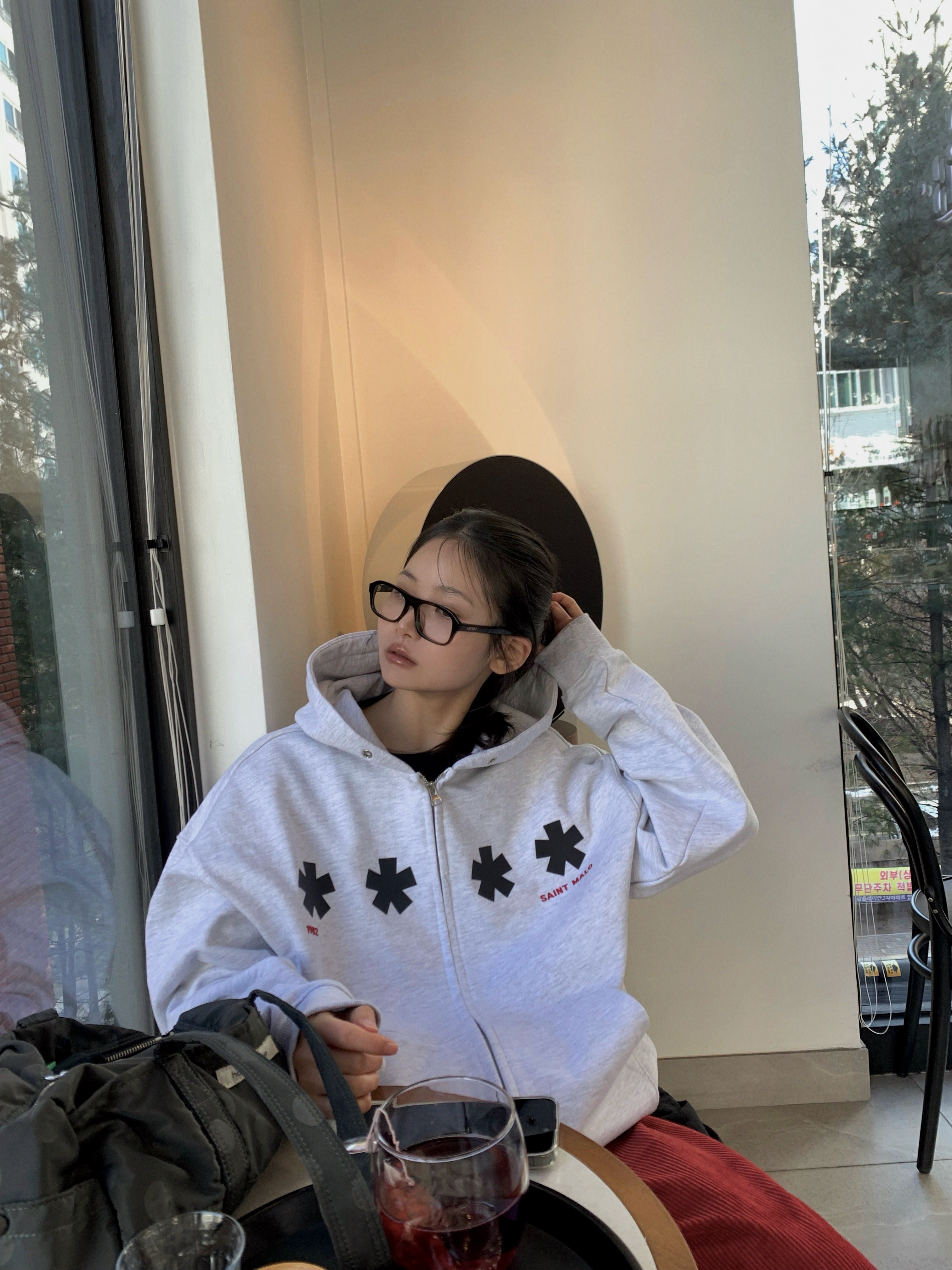AMOU Square Star Hoodie Zip Up White Melange, New Balance 410v5 Black - 2E Wide 착용 스타일 - 5