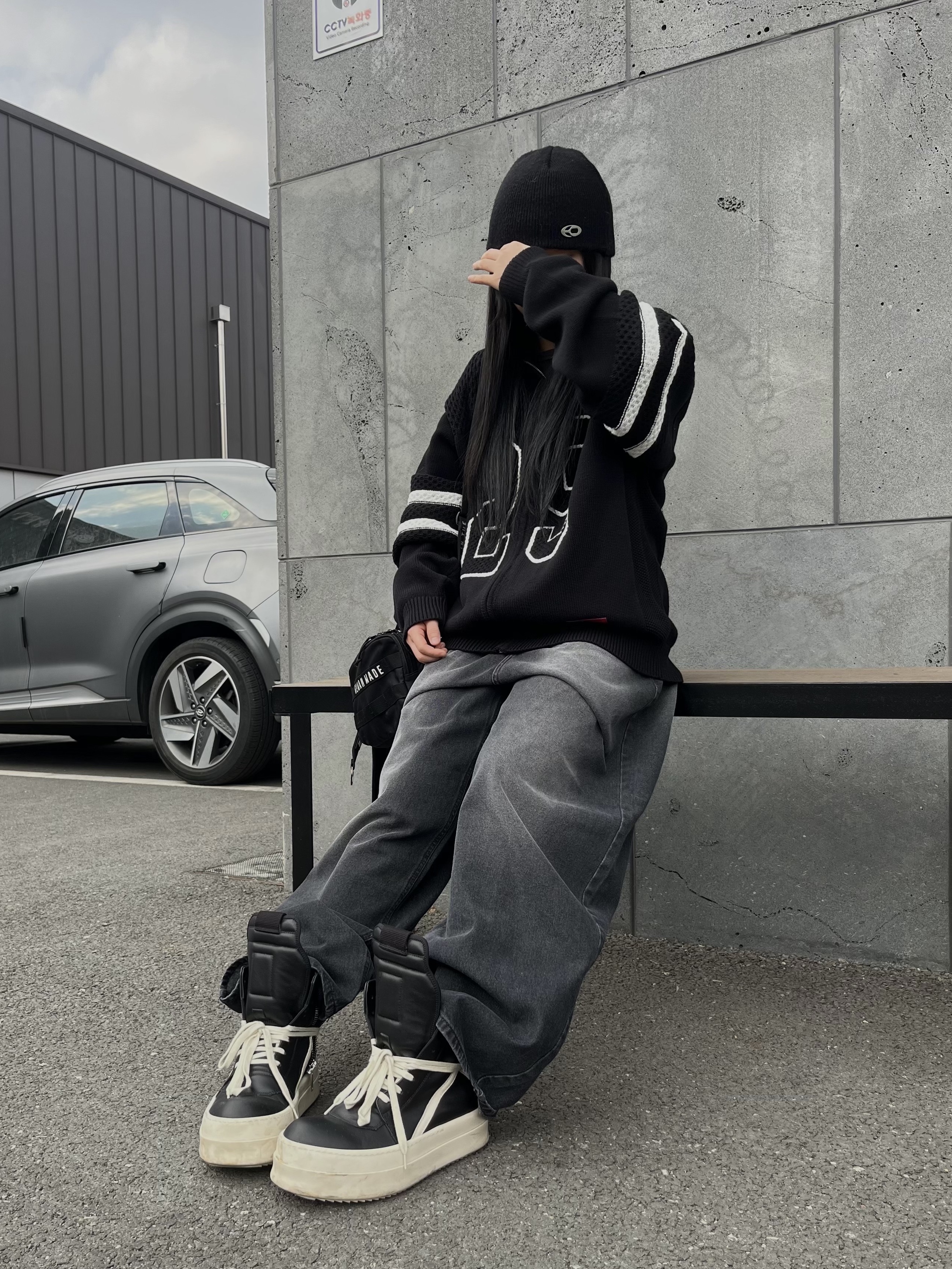 Rick Owens Hollywood Mega Bumper Geobasket in Full Grain Calf Leather Black Milk, Human Made Military Pouch Small Black 착용 스타일 - 7