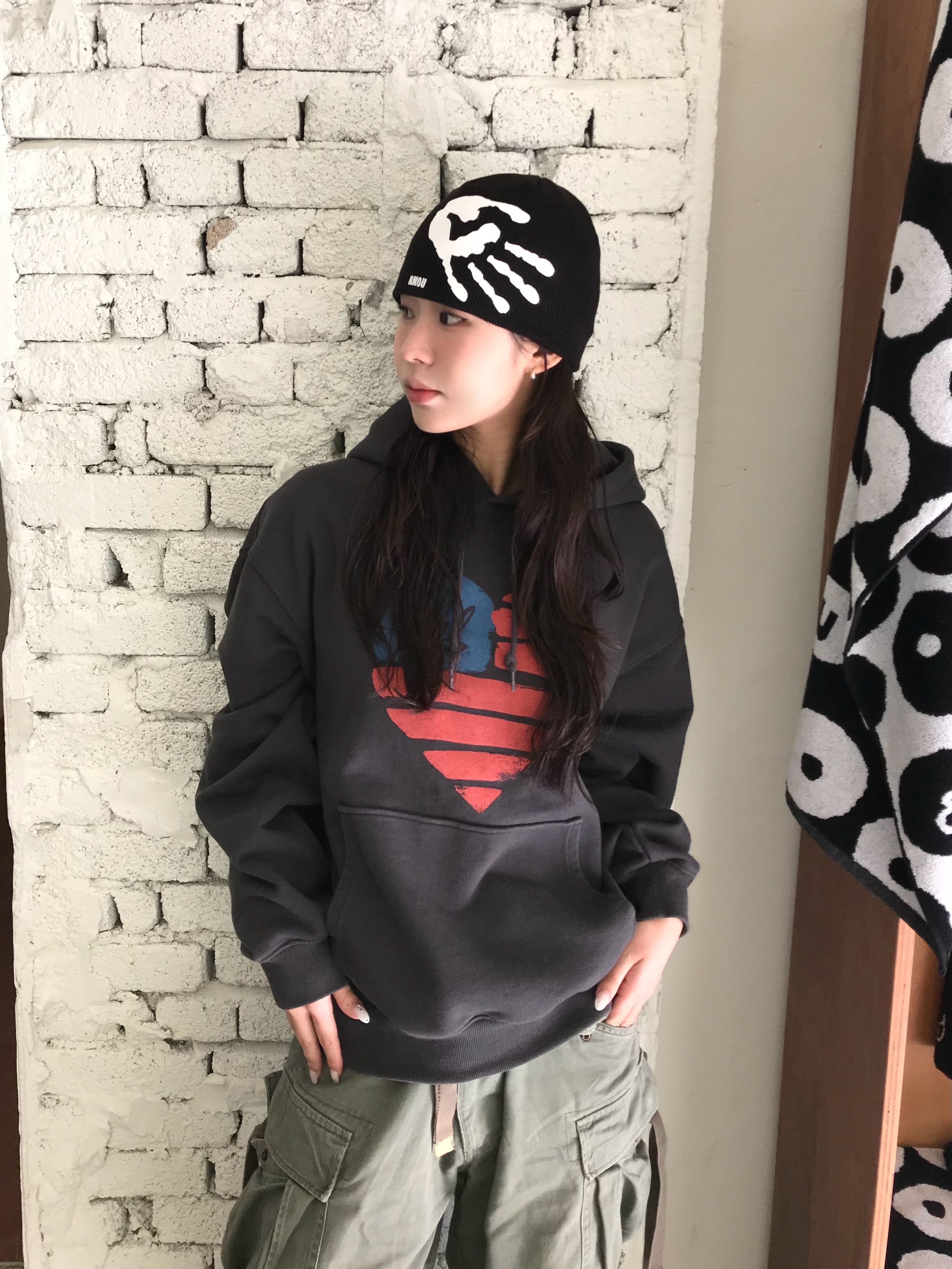 AMOU Palm Sign Beanie Black 착용 스타일 - 4
