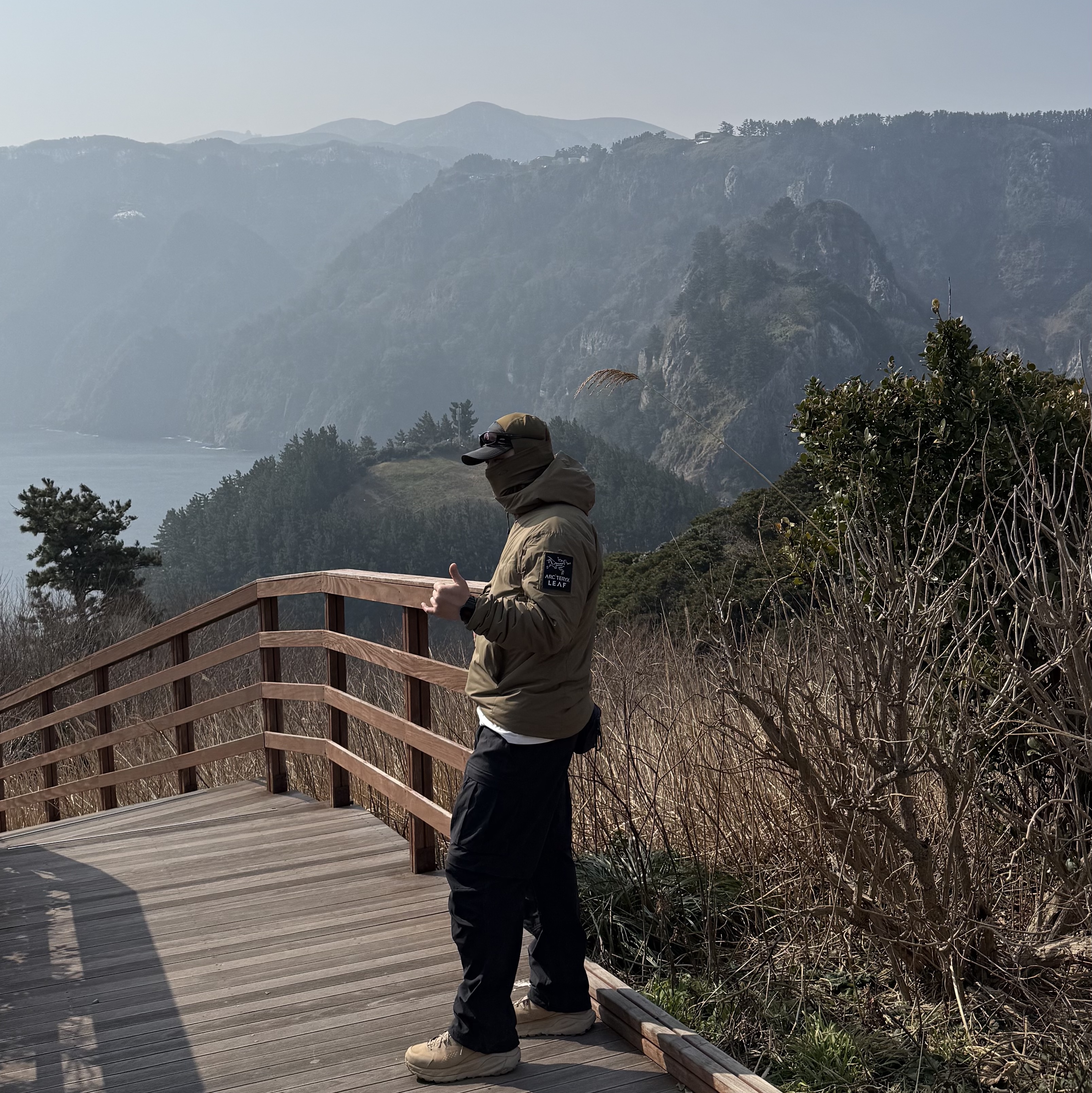 Arc'teryx LEAF Cold WX Hoody LT Gen 2 Crocodile, Nike ACG Smith Summit Cargo Pants Black Anthracite - US/EU 착용 스타일 - 1