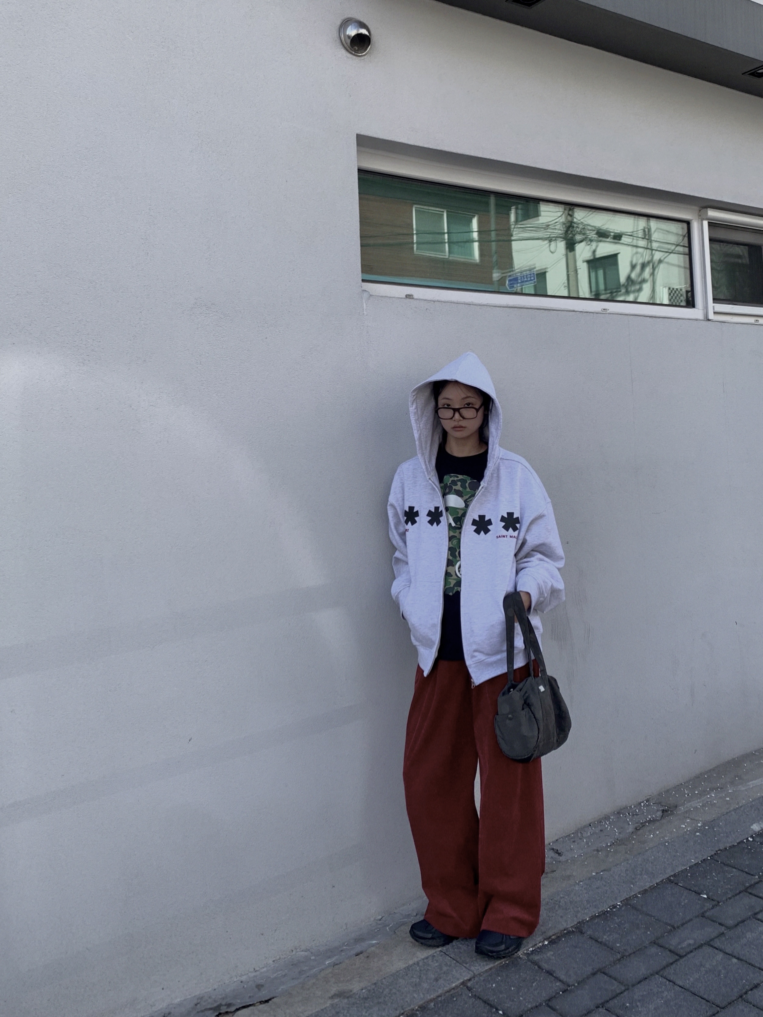 AMOU Square Star Hoodie Zip Up White Melange, New Balance 410v5 Black - 2E Wide 착용 스타일 - 2