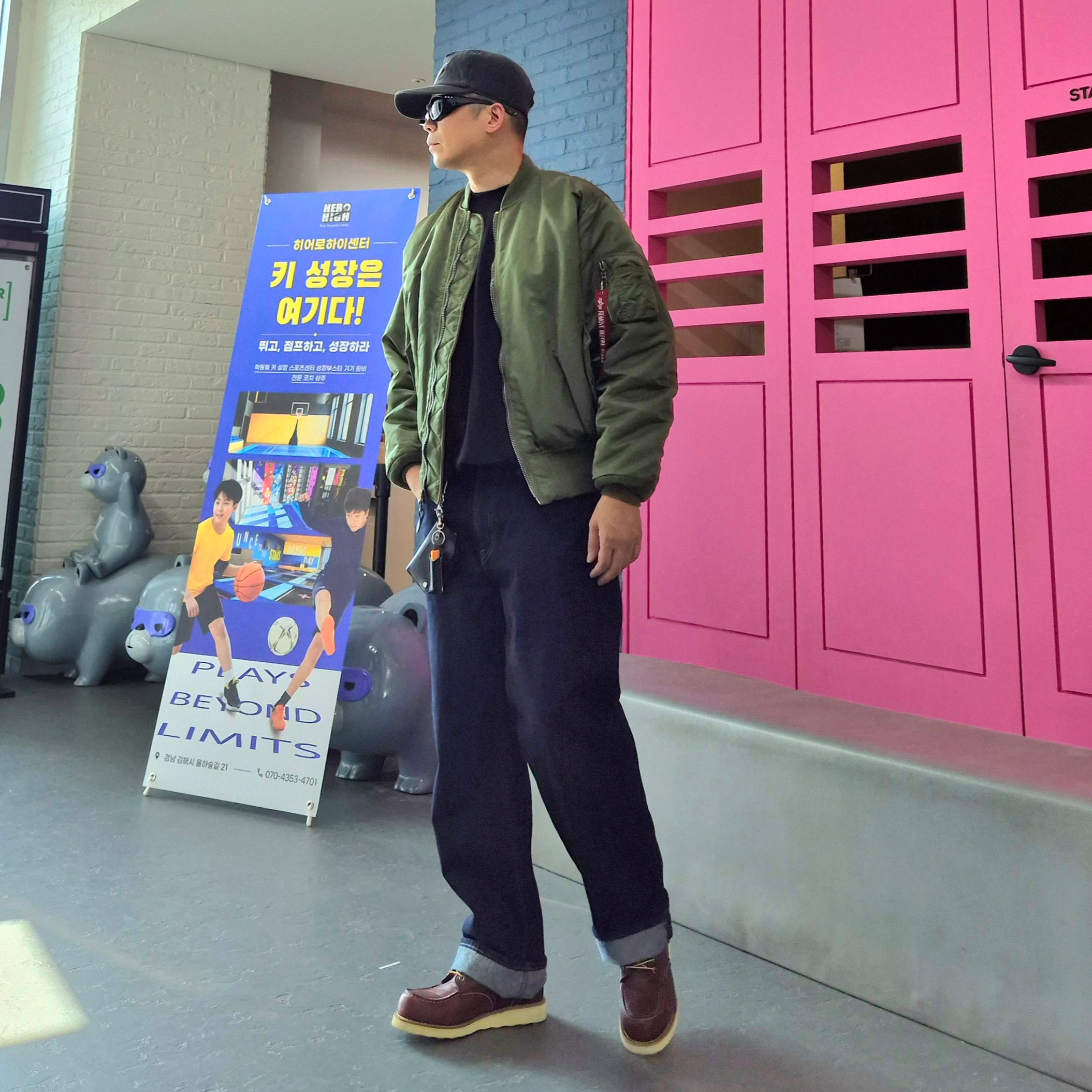 Uniqlo x JW Anderson Straight Jean Blue - KR, ALPHA INDUSTRIES MA-1 Flight Jacket Sage 착용 스타일 - 2