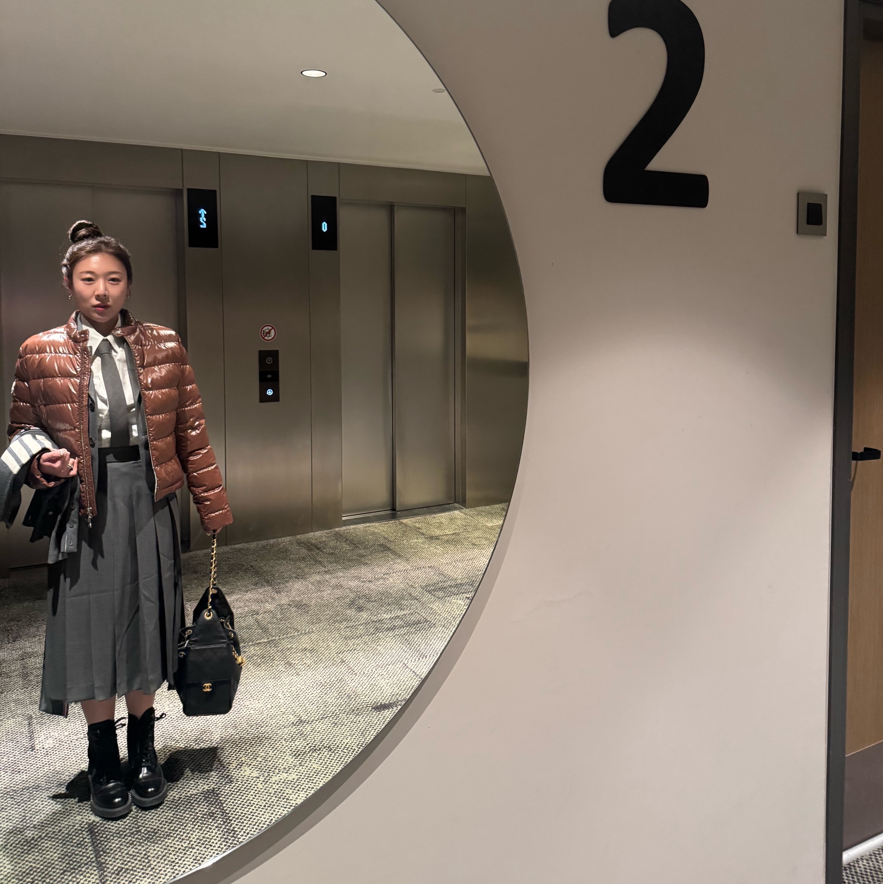 (W) Moncler Papillon Short Down Jacket Brown - 26SS 착용 스타일 - 3
