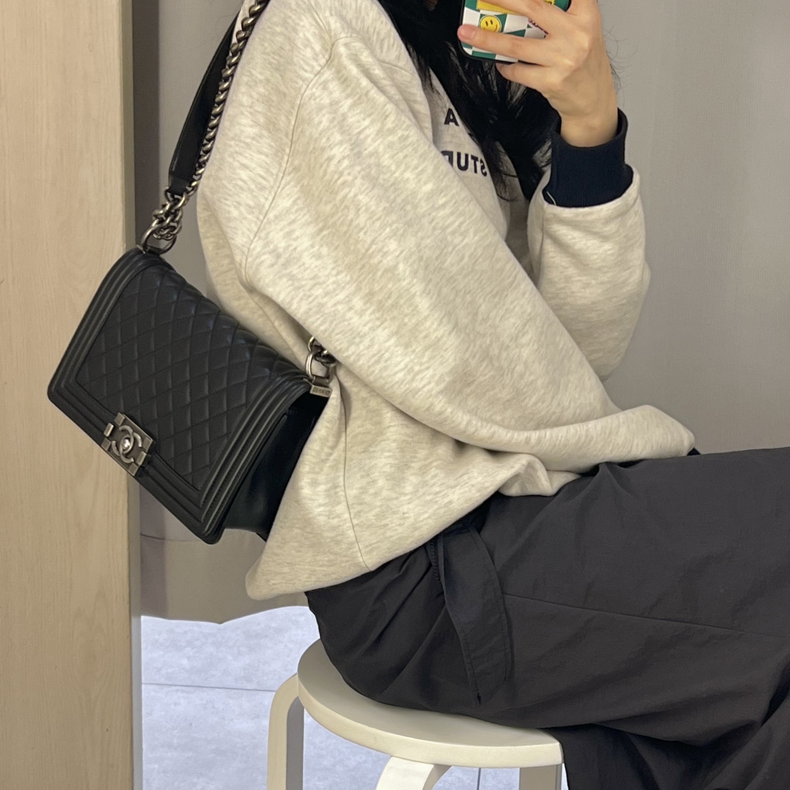 Chanel Boy Bag Medium Caviar Silver Hardware 27 Series, IAB Studio Sweatshirt Oatmeal Navy 착용 스타일