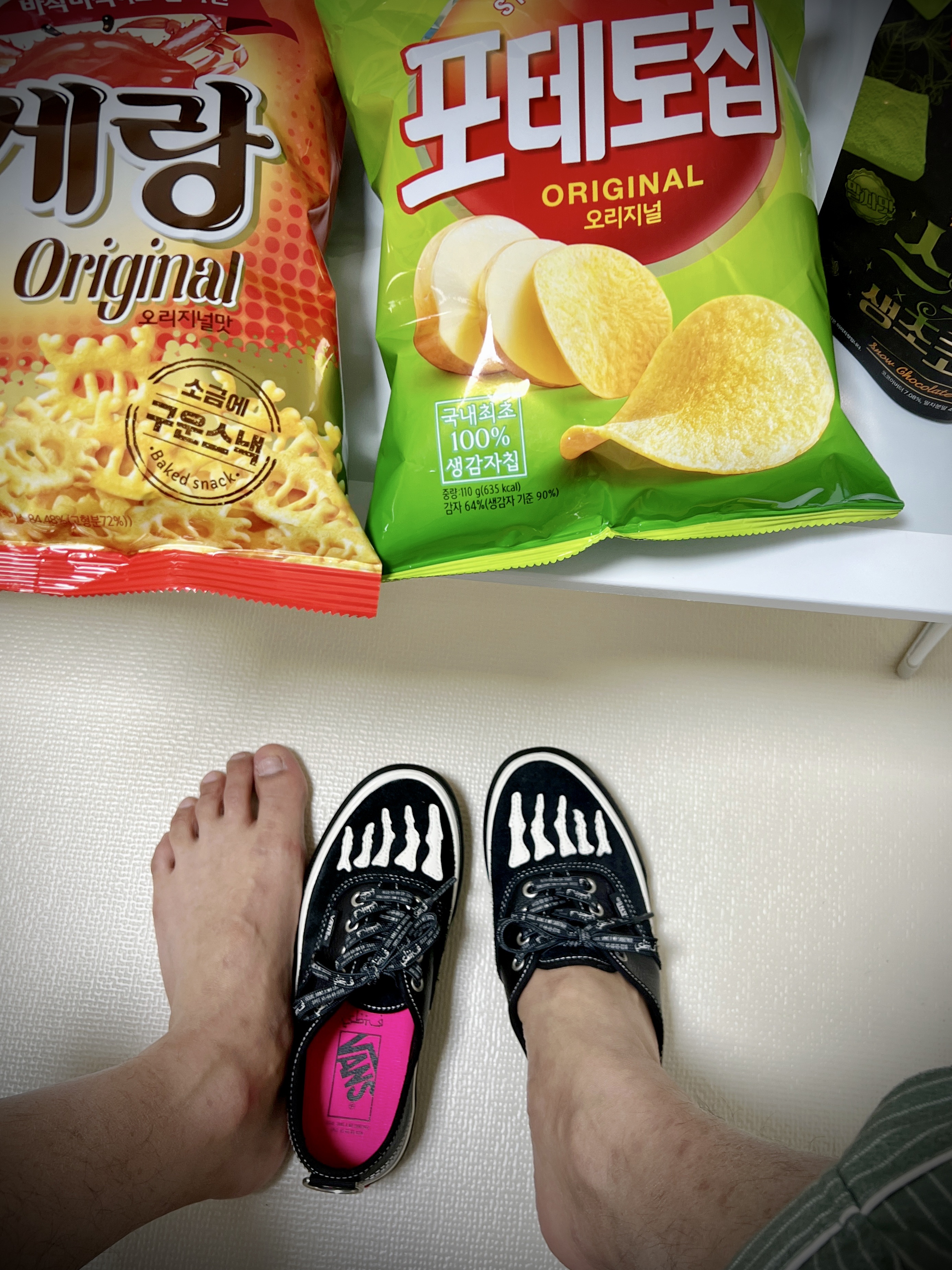 Vans x Mark SBTG Authentic Black 착용 스타일 - 2