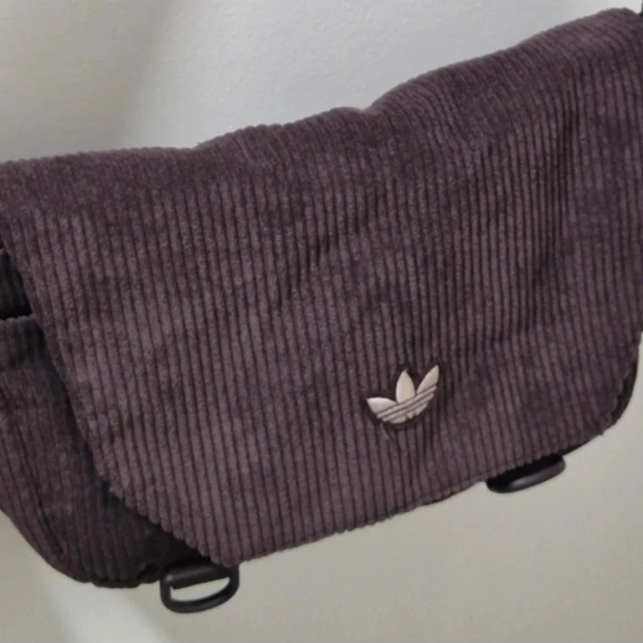 Adidas NEXT+ Corduroy Messenger Bag Shadow Brown 착용 스타일