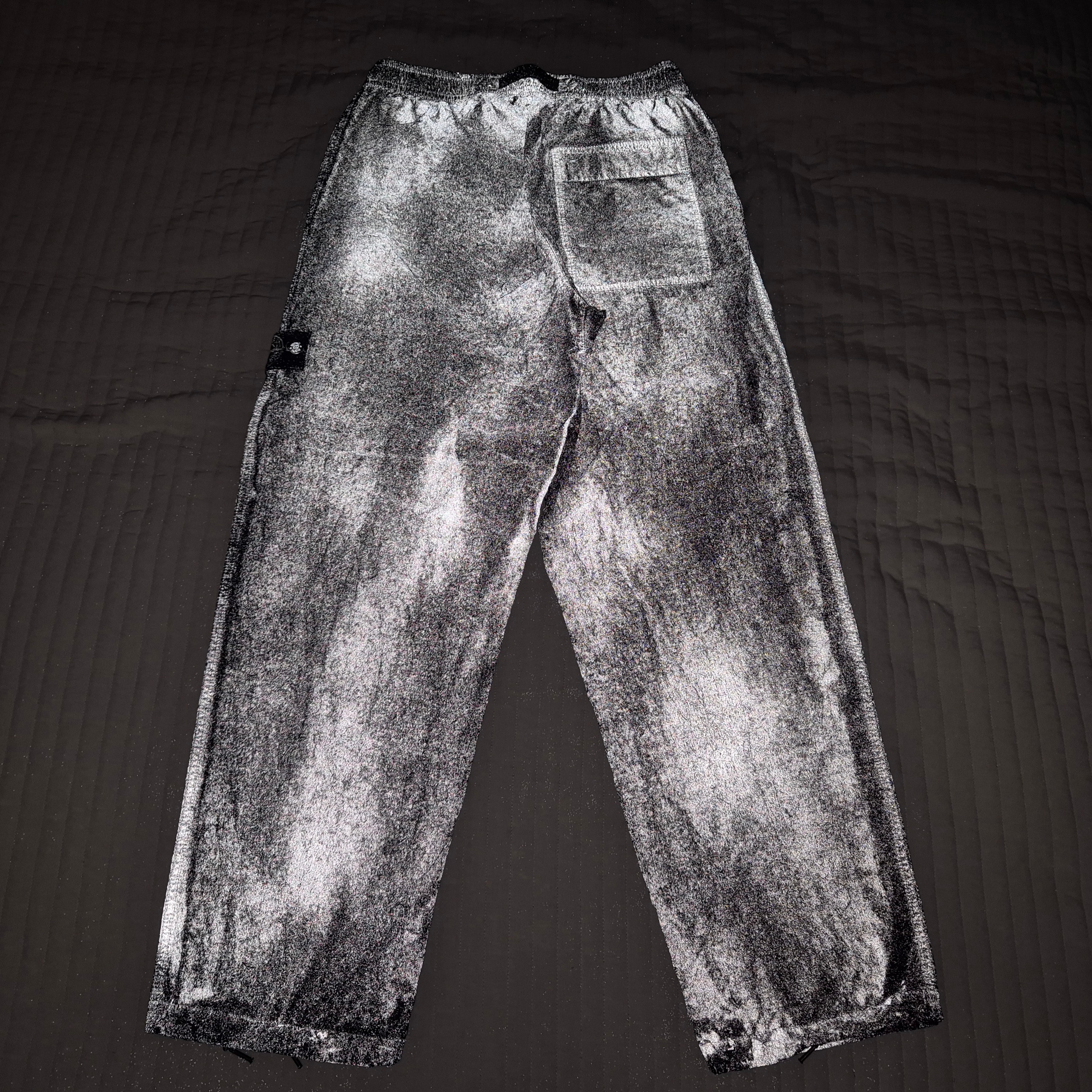 Stone Island 3100040 Dense Nylon-TC Hand Sprayed Reflective Loose-Fit Fatigue Trousers with Anti-Drop Black - 26SS 착용 스타일 - 2