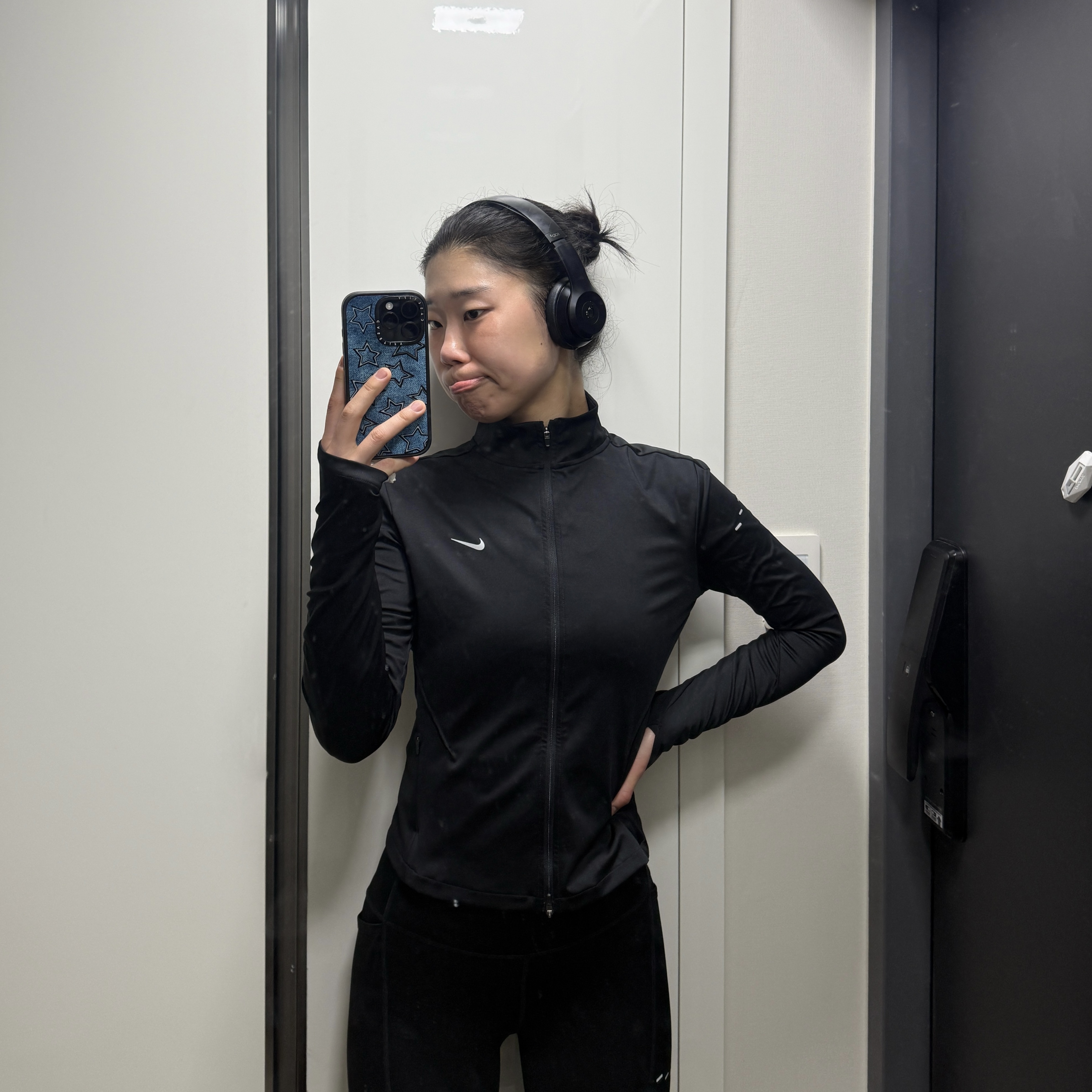 (W) Nike Swift High Waisted 7/8 Running Leggings with Pockets Black - US/EU, (W) Nike Swift Dri-Fit Full Zip Mid Layer Running Top Black - Asia 착용 스타일