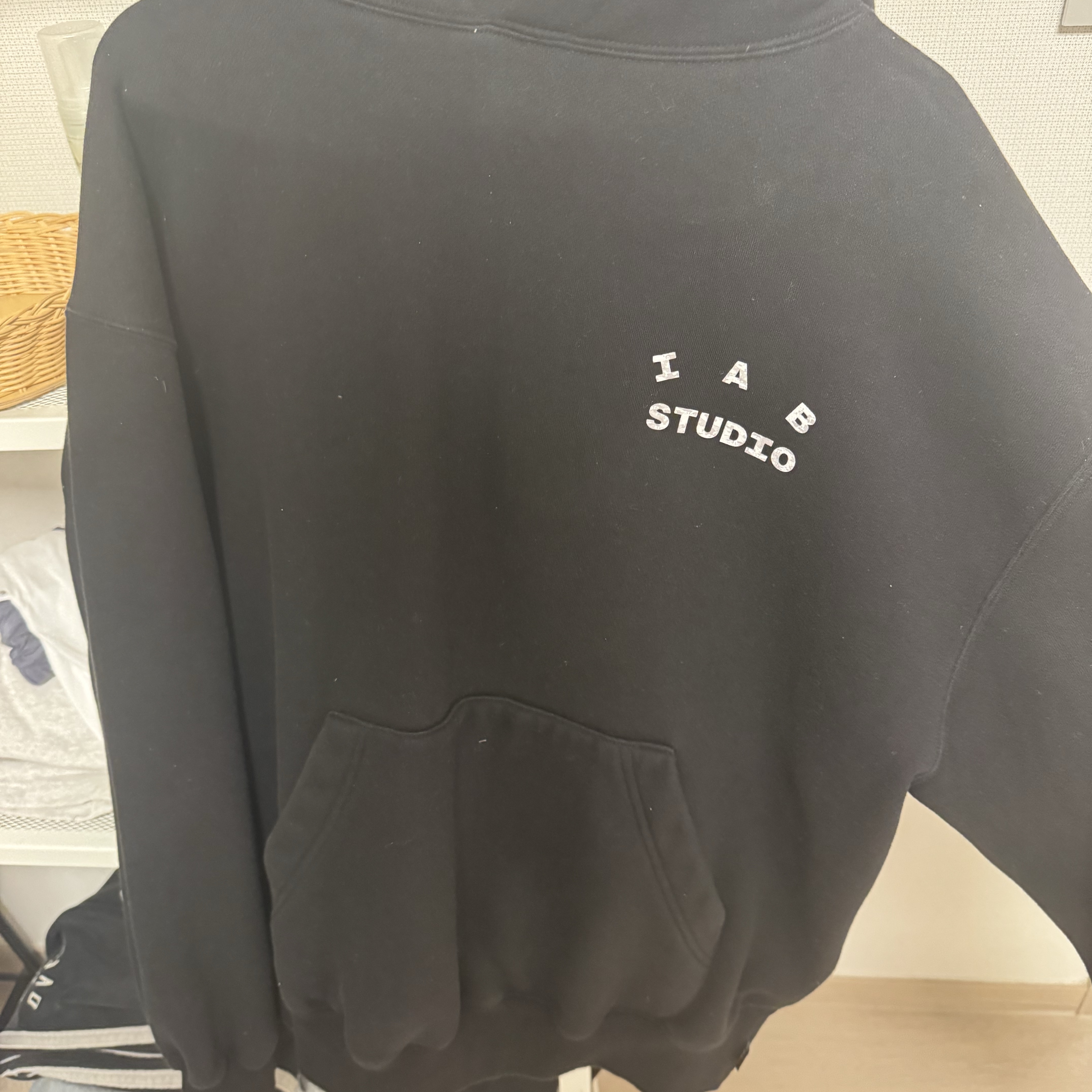 IAB Studio IAB Camo Logo Hoodie Black 착용 스타일 - 2