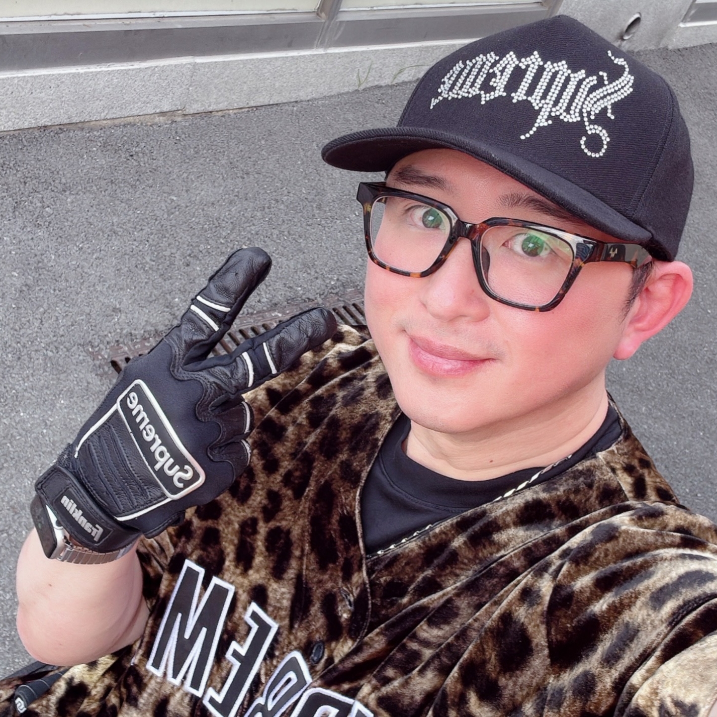 Supreme Velvet Baseball Jersey Leopard - 25SS, Supreme Rhinestone 5-Panel Black - 24FW 착용 스타일