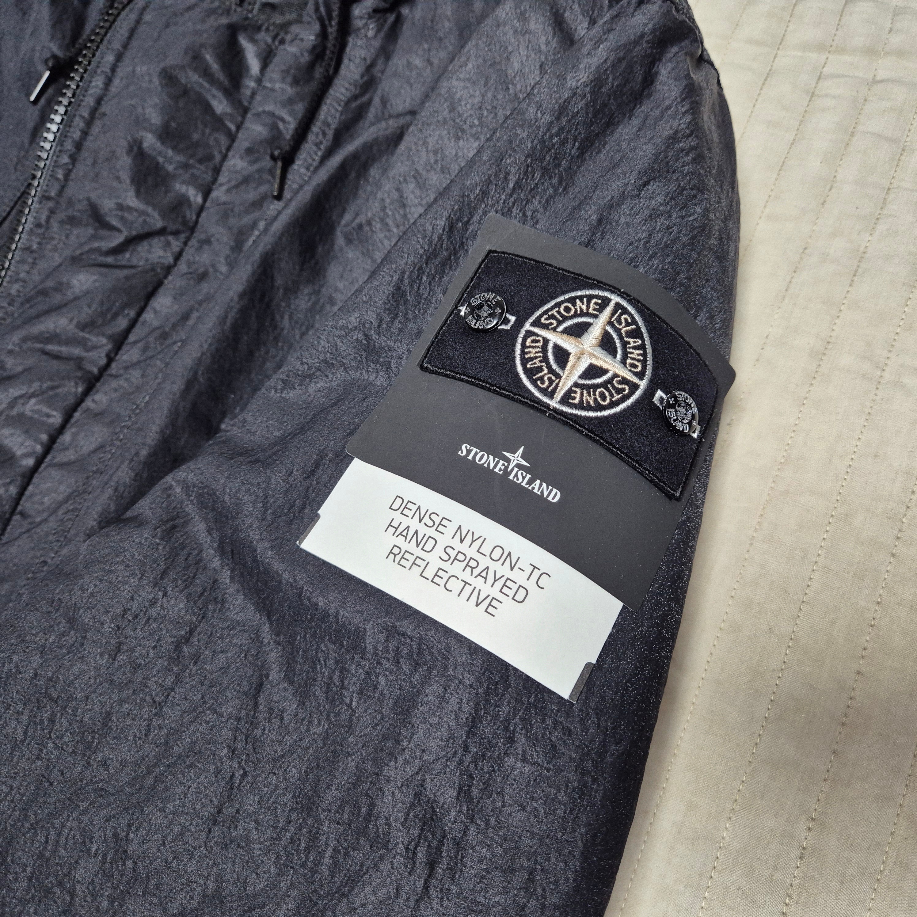 Stone Island 4100072 Dense Nylon-TC Hand Sprayed Reflective Hoode Jacket with Ant Drop Black - 26SS 착용 스타일 - 5