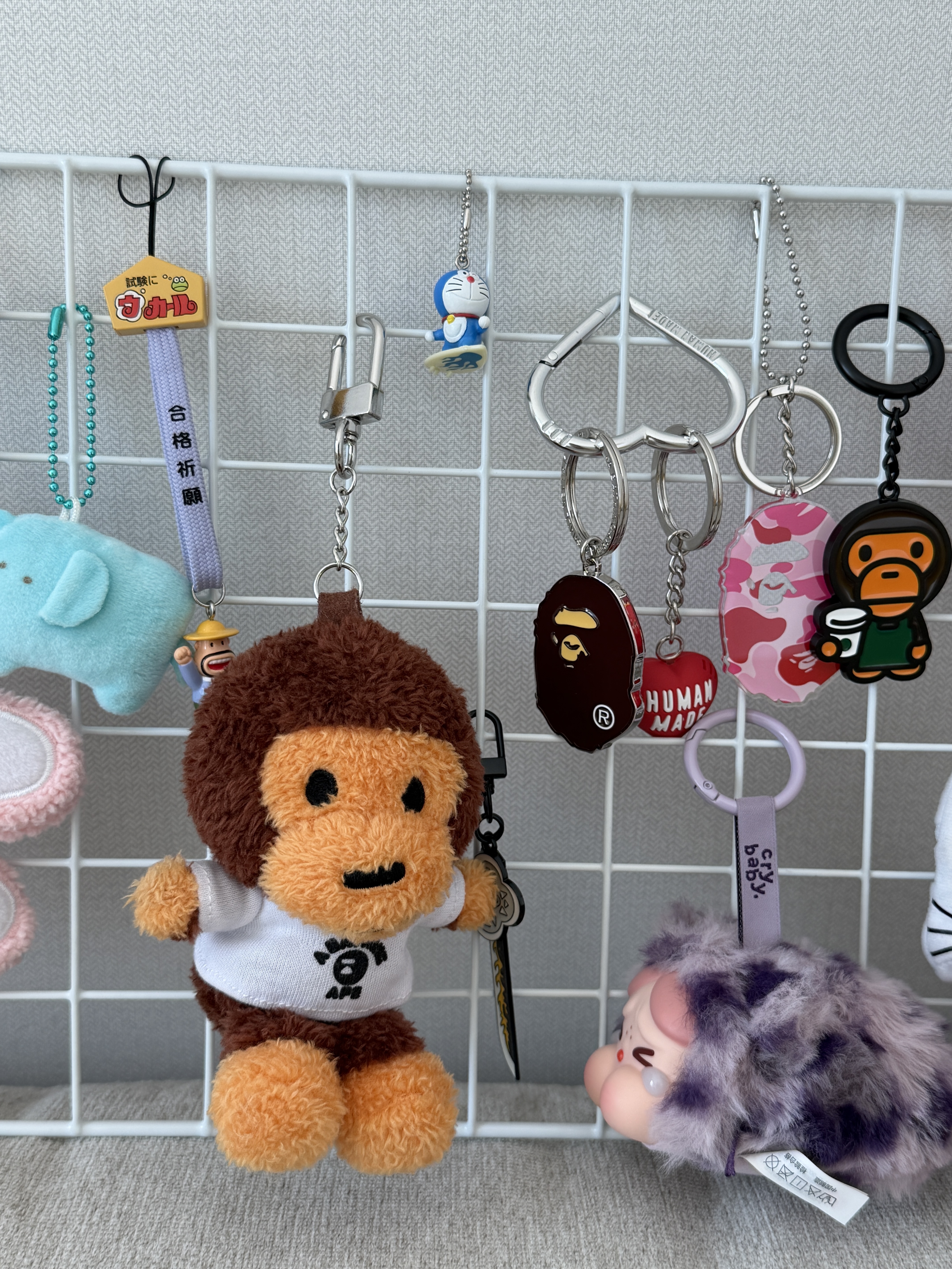 Starbucks x BAPE Baby Milo Keychain, BAPE ABC Camo Ape Head Acrylic Keychain Pink 착용 스타일 - 3