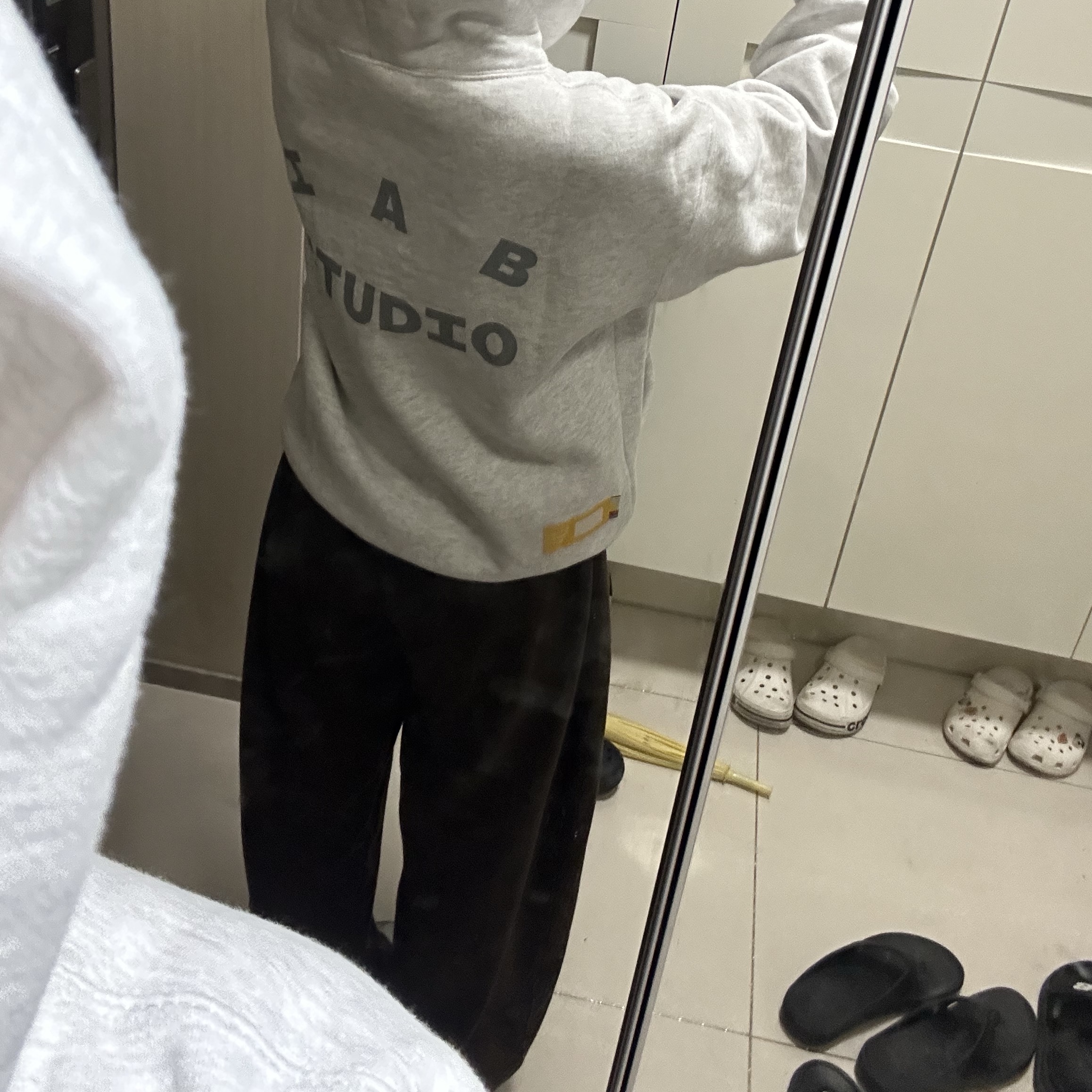 IAB Studio Hoodie Light Gray, Crocs Bayaband Clog White Navy 착용 스타일