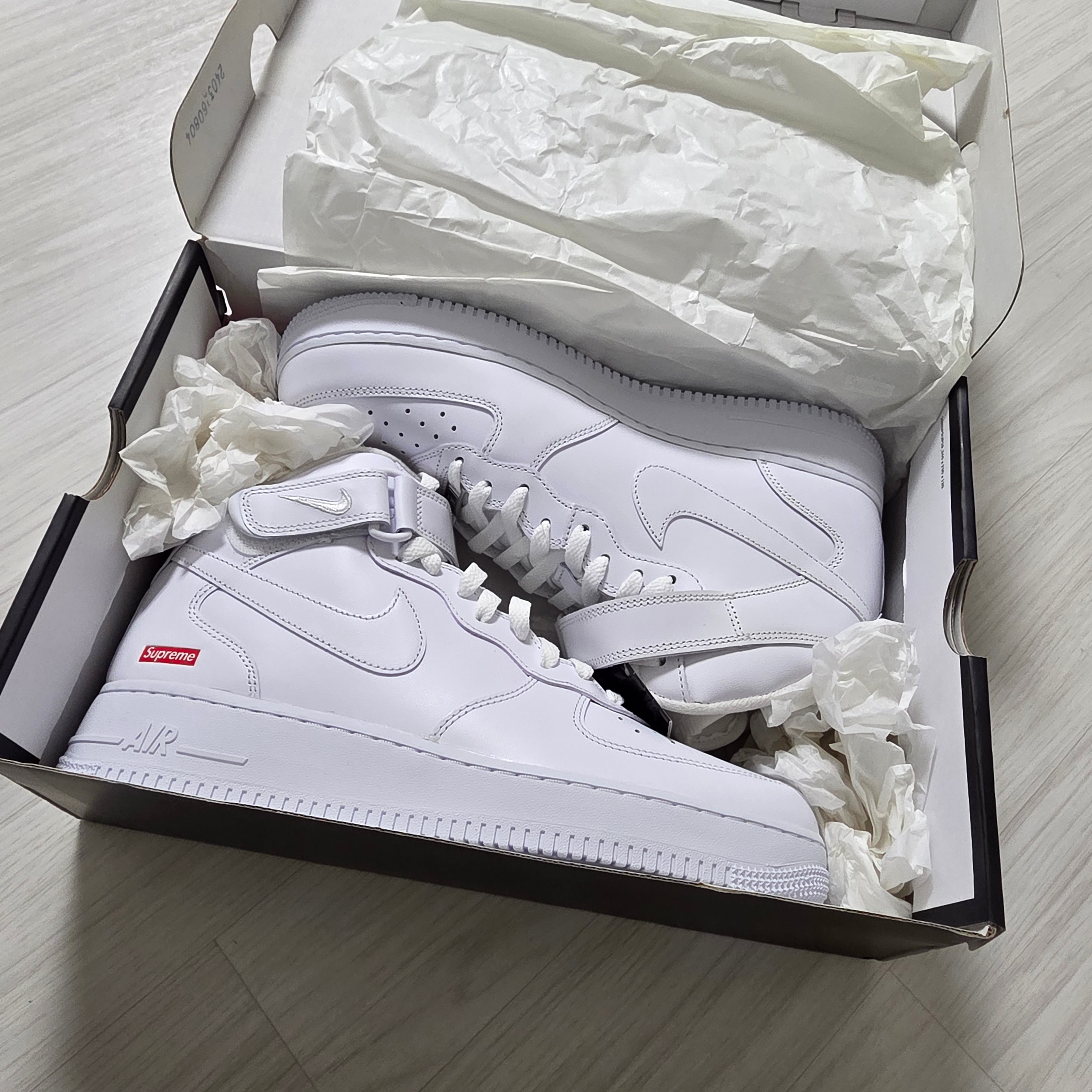 Nike x Supreme Air Force 1 Mid White 착용 스타일
