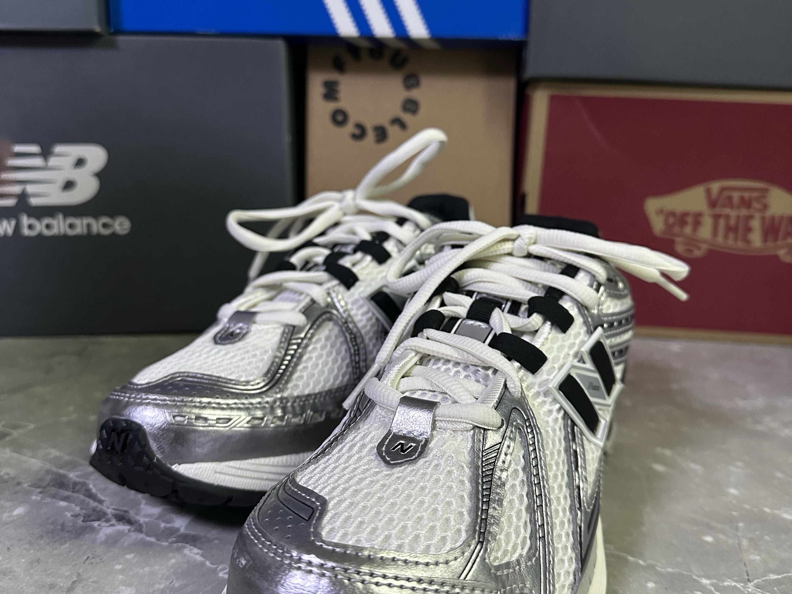 New Balance 1906R Silver Metallic Black 착용 스타일 - 2