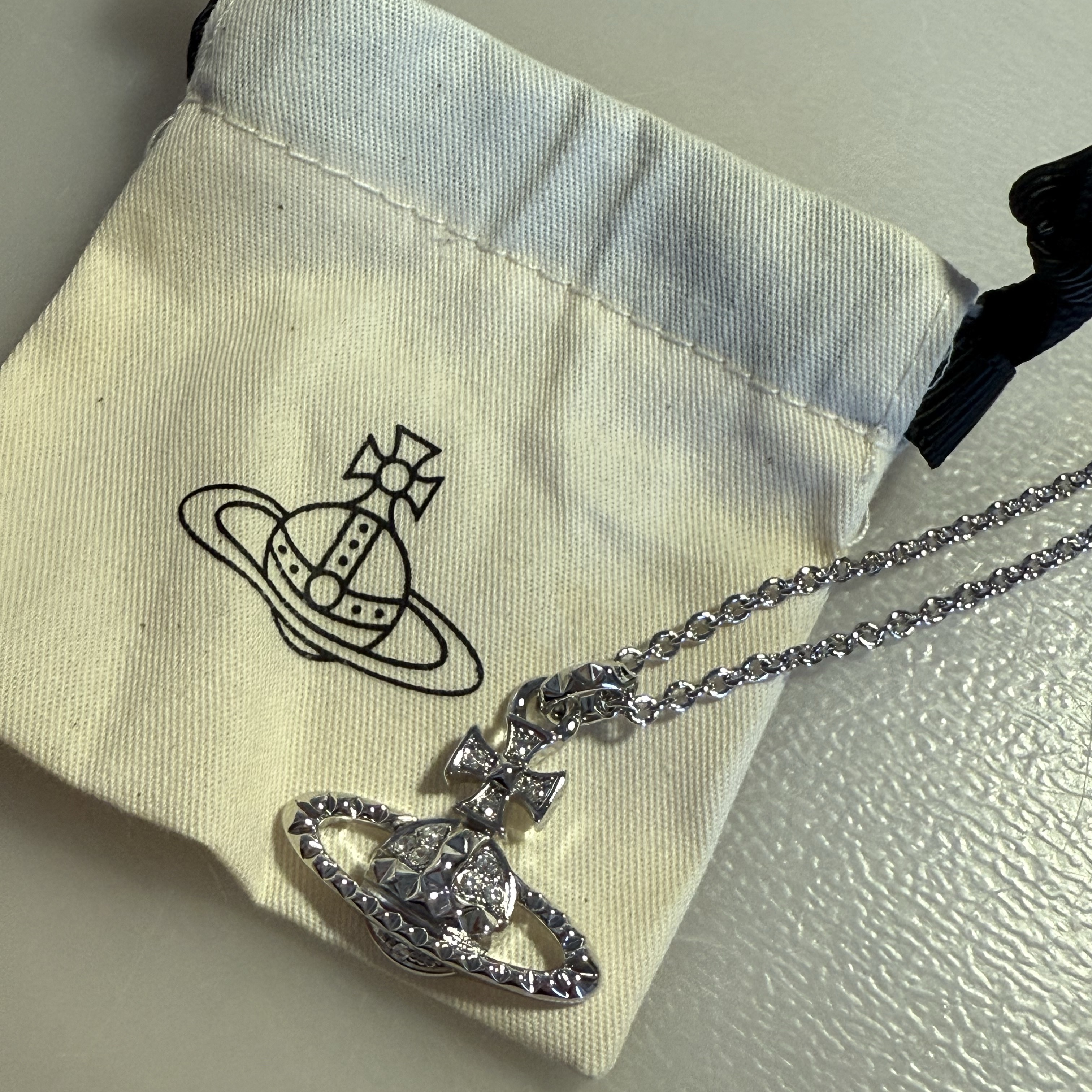 Vivienne Westwood Mayfair Bas Relief Pendant Silver 착용 스타일