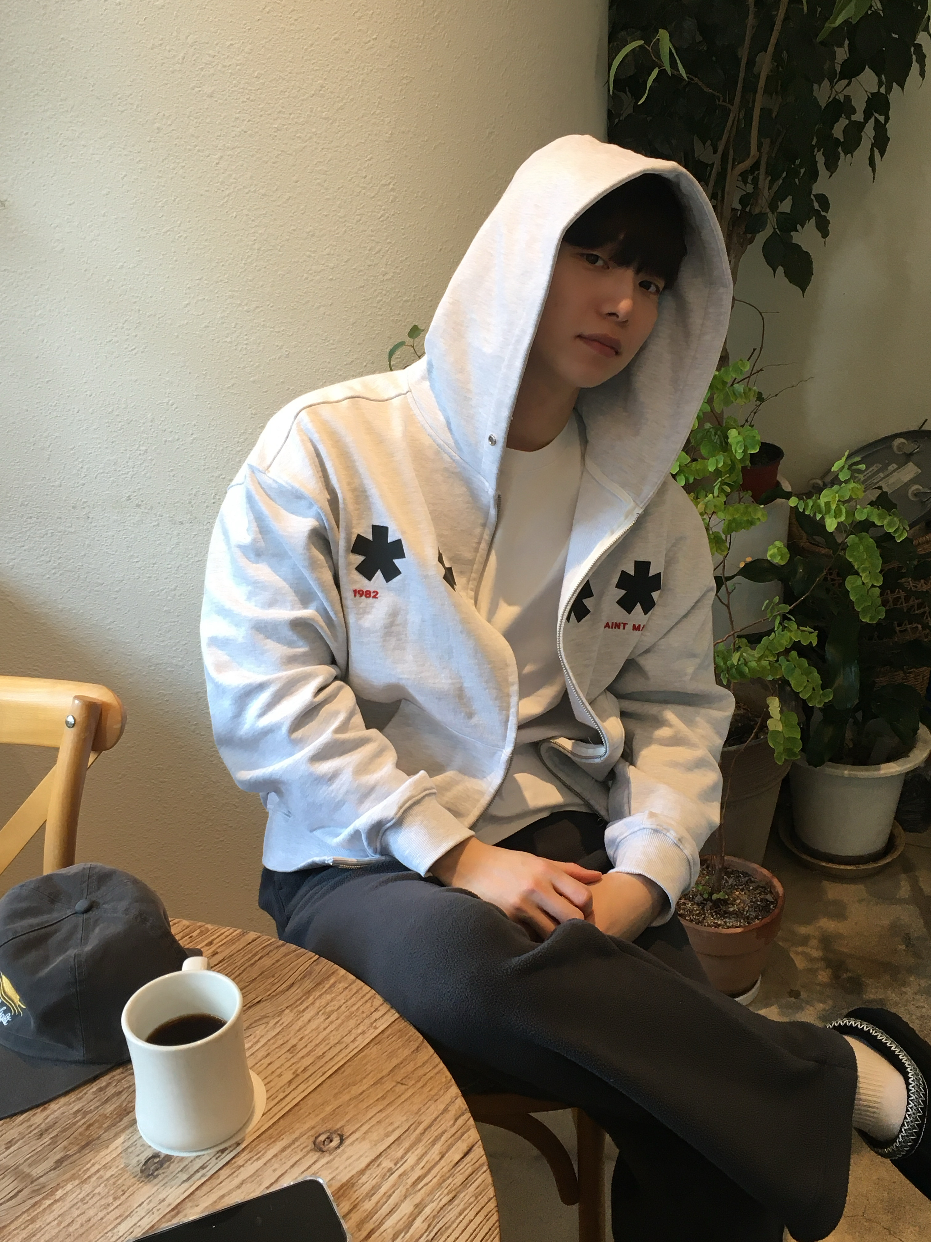 AMOU Square Star Hoodie Zip Up White Melange, UGG Tasman II Slipper Black 착용 스타일 - 2