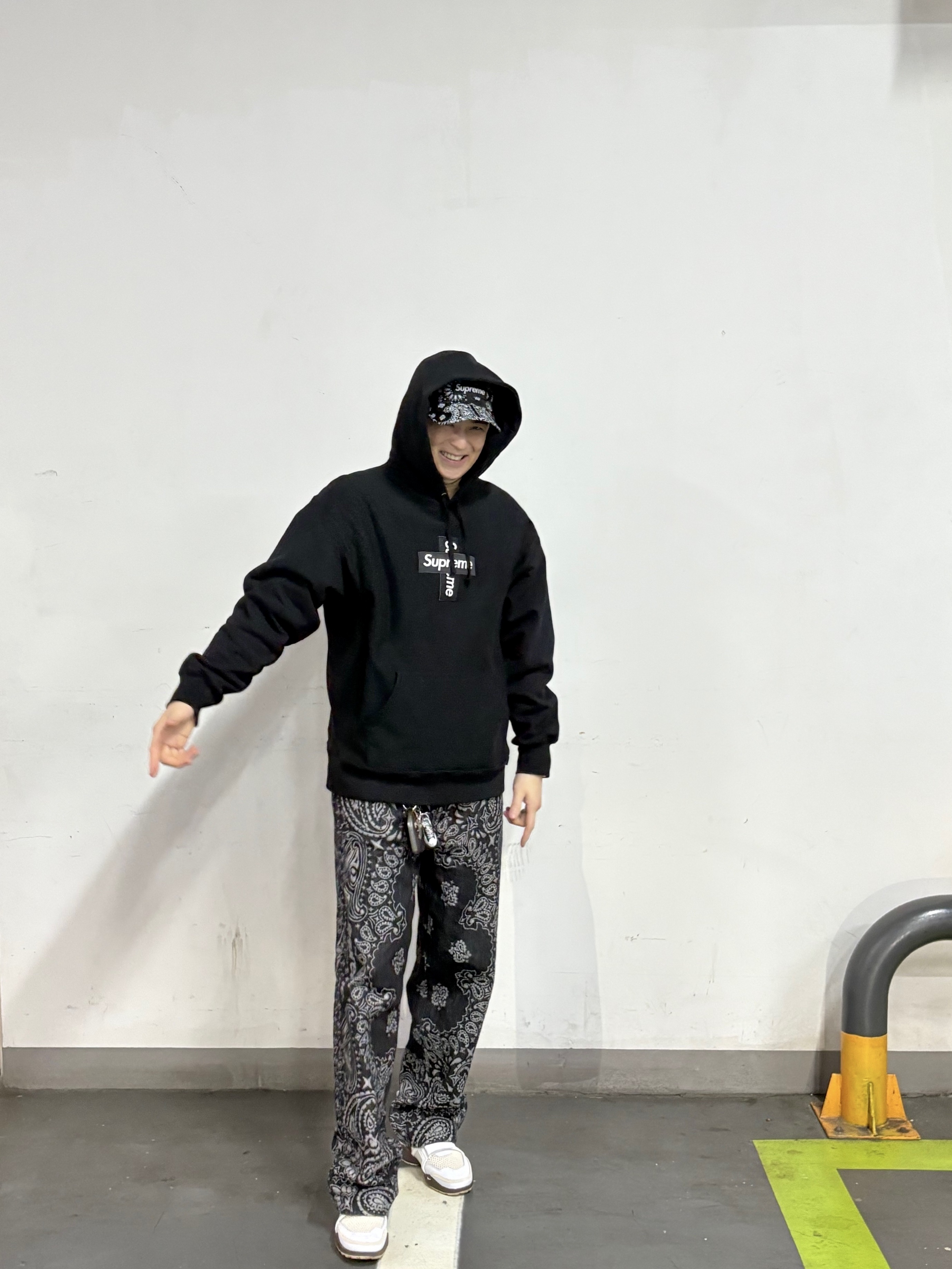 Supreme Cross Box Logo Hooded Sweatshirt Black - 20FW, Supreme Bandana Jacquard Baggy Jean Black - 25SS 착용 스타일 - 2