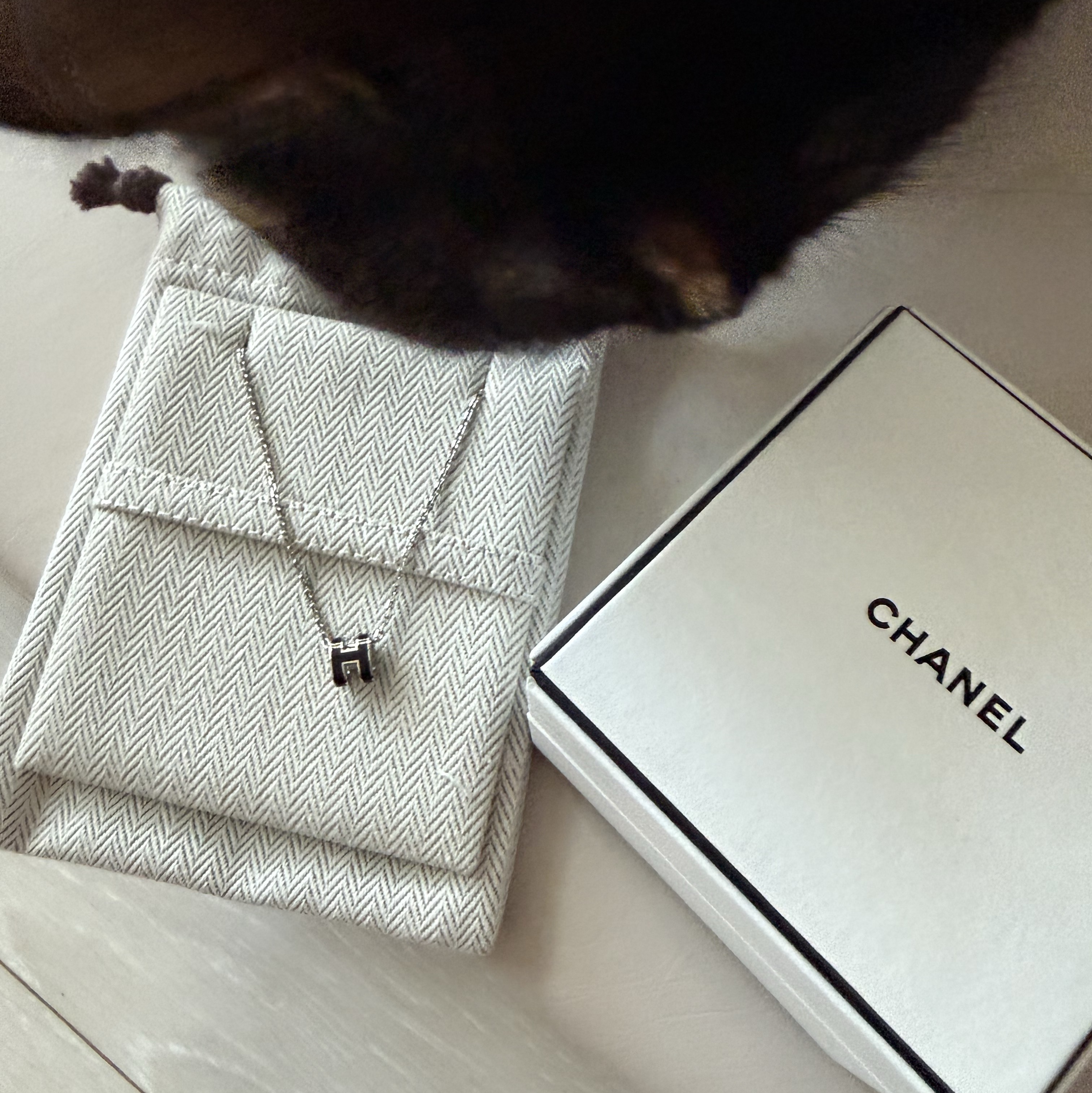 (W) Hermes Mini Pop H Pendant Palladium & Noir 착용 스타일 - 4