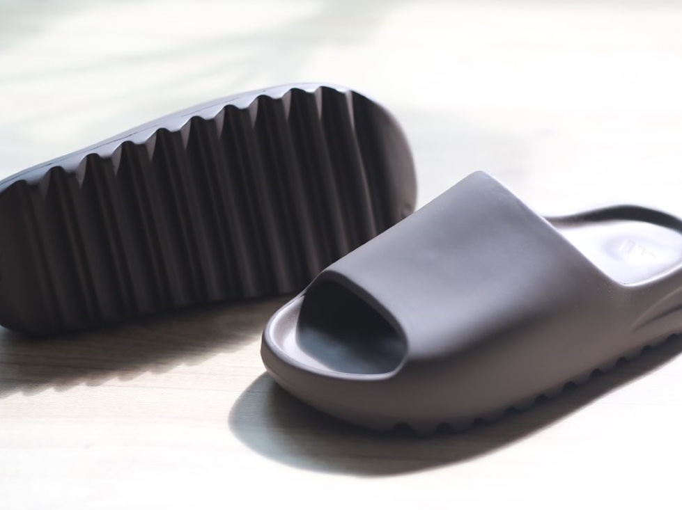 Adidas Yeezy Slide Soot 2021 착용 스타일