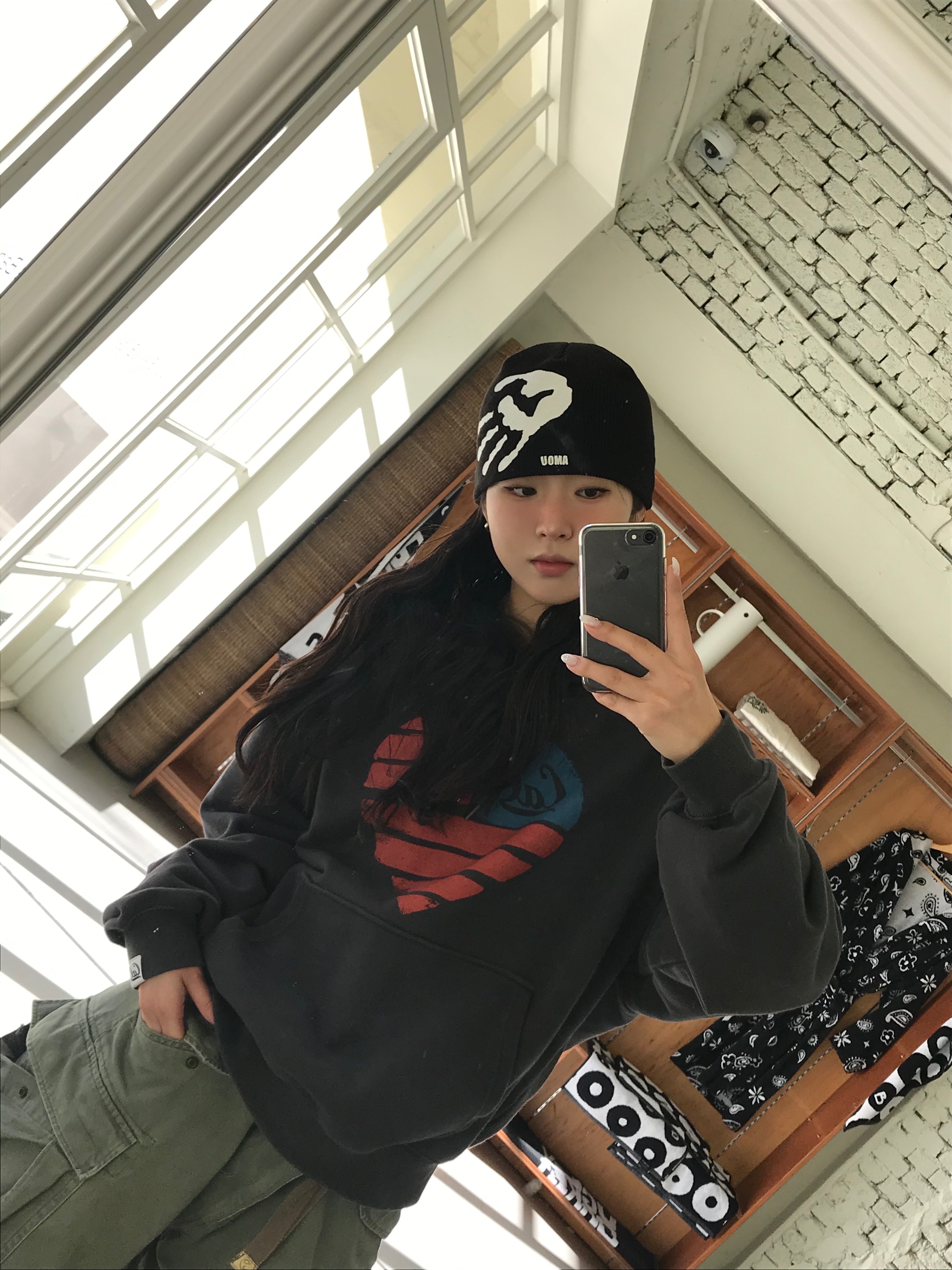AMOU Palm Sign Beanie Black 착용 스타일 - 2